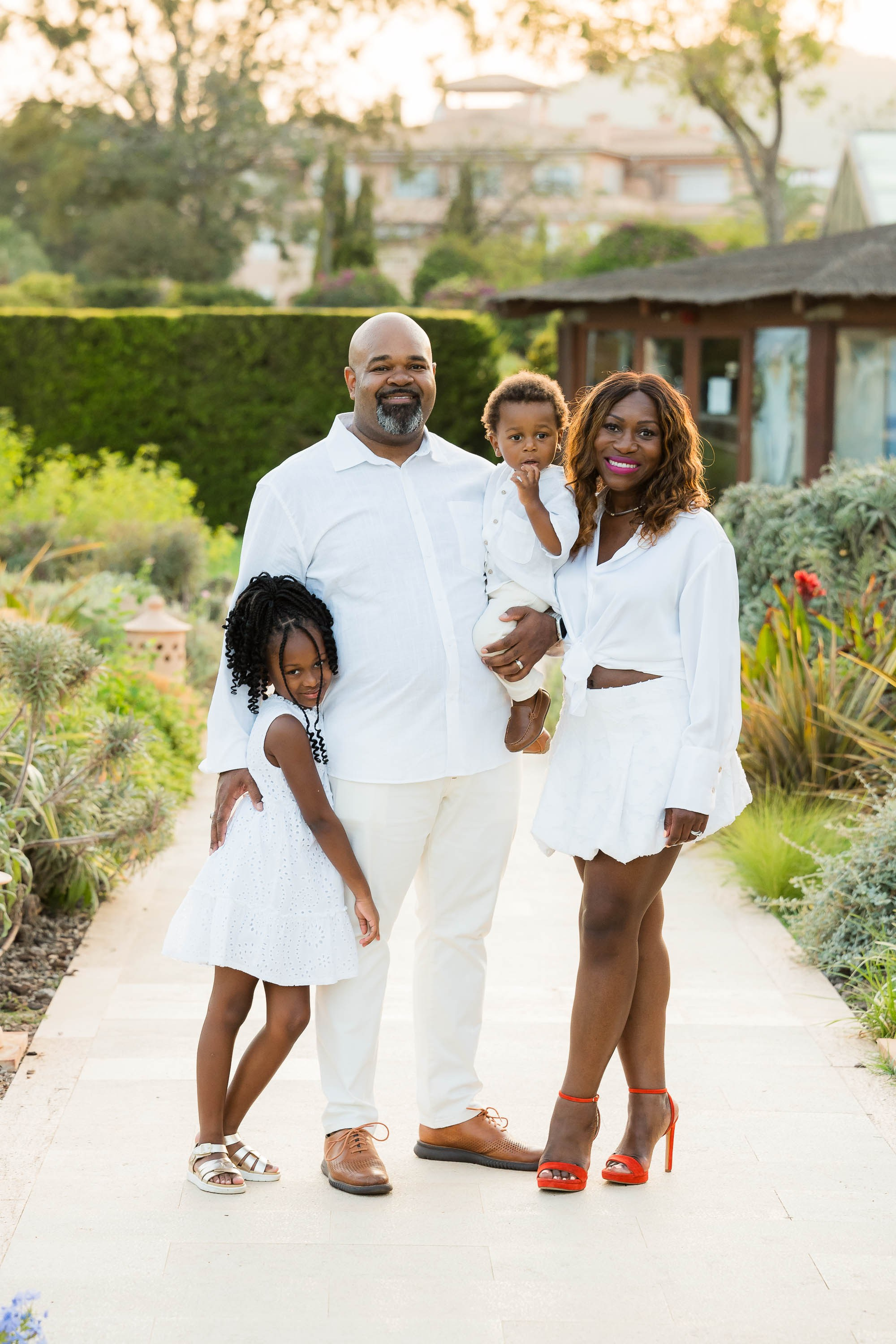 Padre e hijos haciéndose Retratos de Familia en St. Regis Mardavall en Mallorca