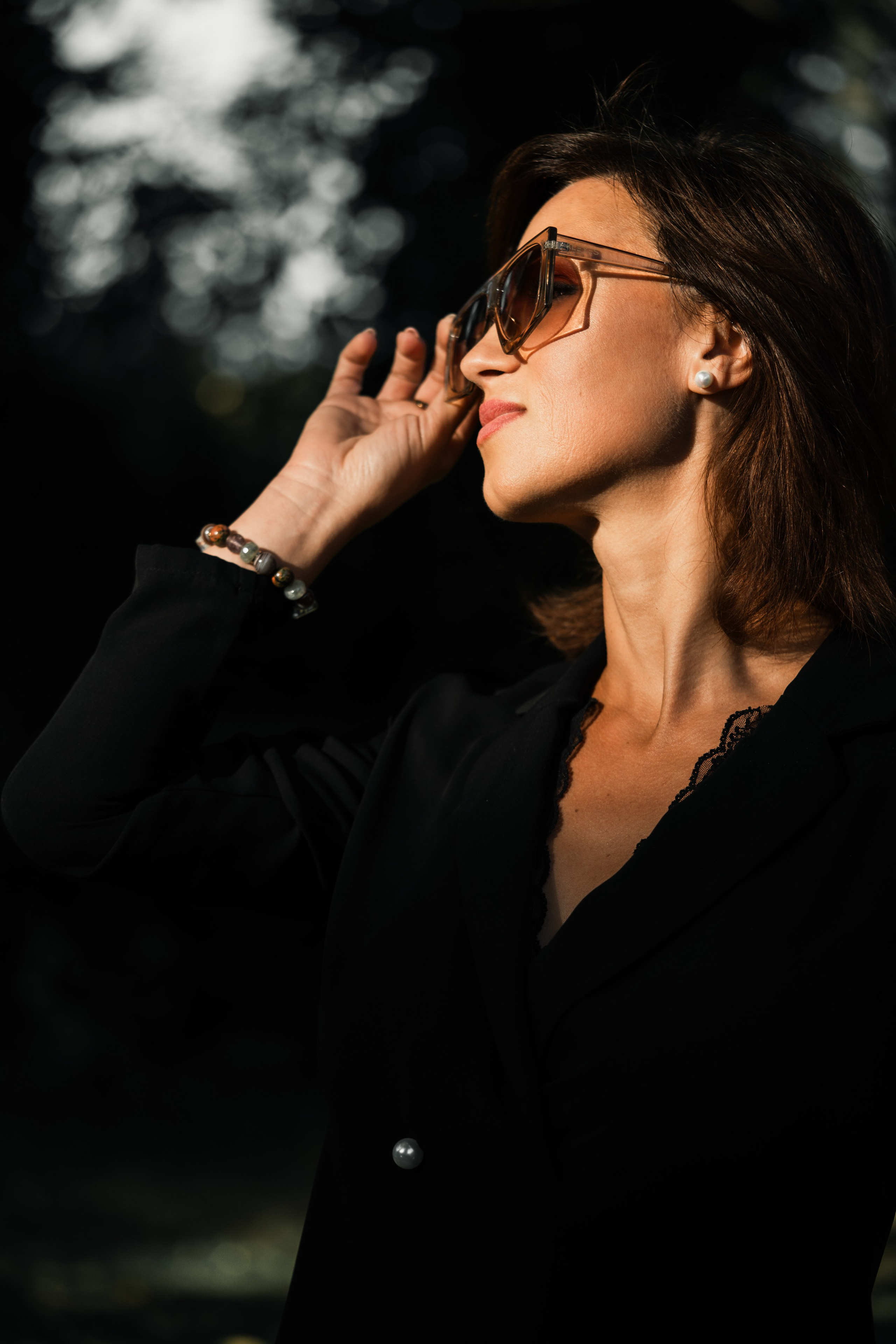 Anmutiges Frauenporträt in elegantem Stil, das zeitlose Schönheit einfängt