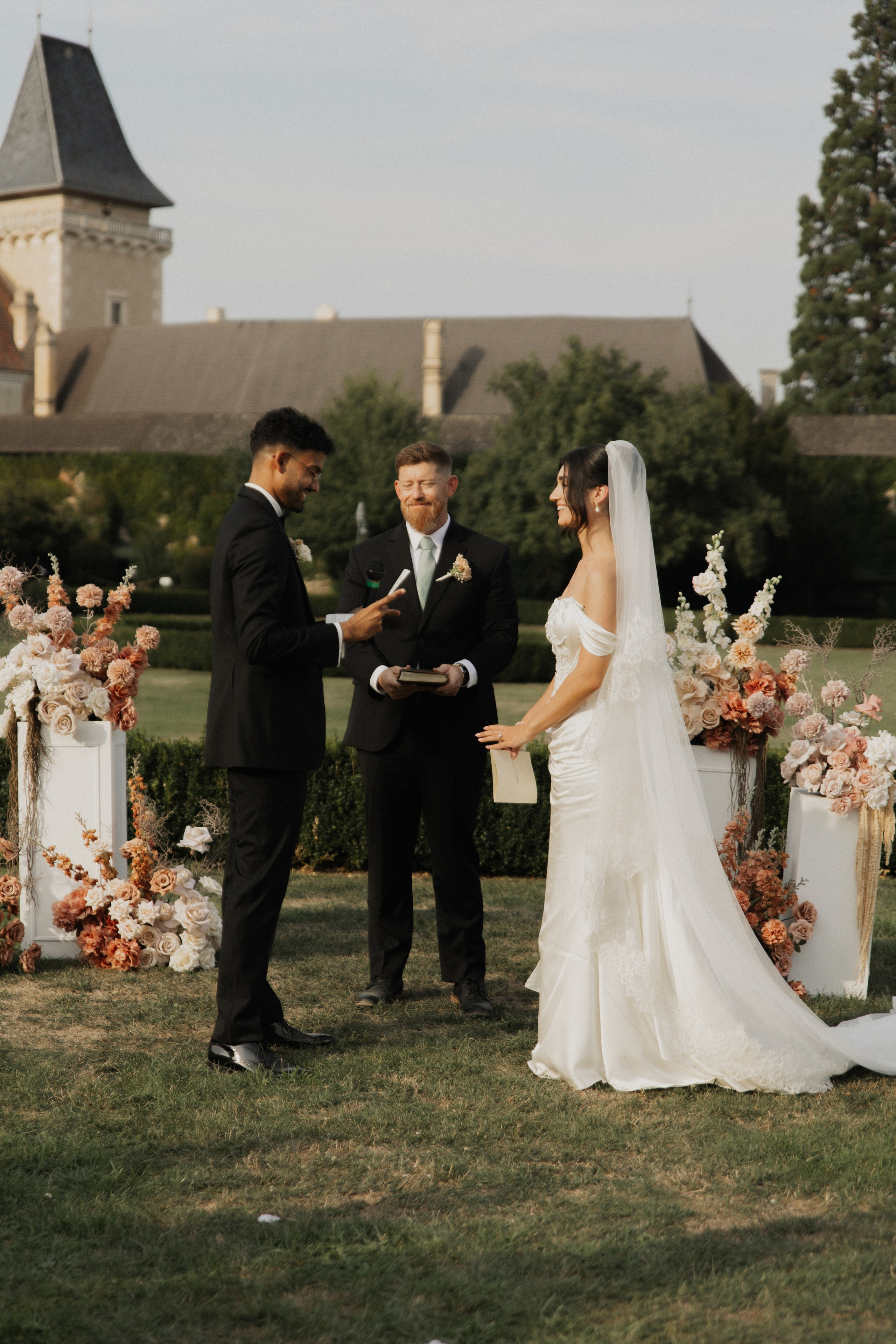 Elegant Castle Wedding in Austria | Alwin & Ruth’s Fairytale Celebration. Wedding photographer and videographer based in Timisoara, Romania