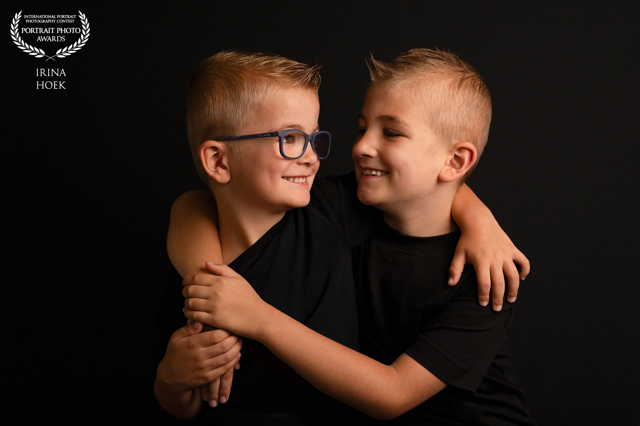 kinderportret zwarte achtergrond. Fotograaf Irina Hoek.