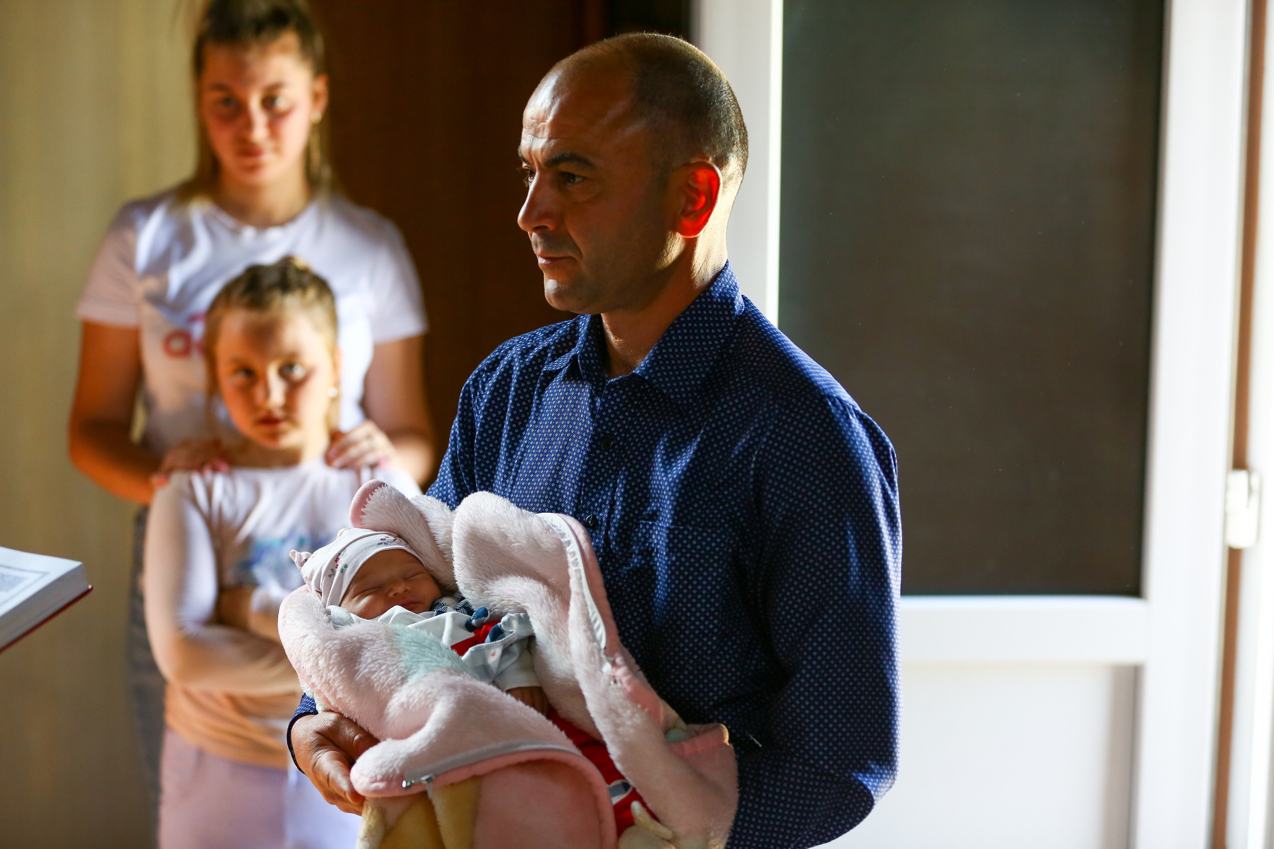 “Bebeluș botezat în biserică, ținut în brațe de nași” • “Detaliu cu lumânarea de botez decorată cu flori albe” • “Părinți emoționați alături de copilul lor la ceremonia de botez” • “Masa festivă de botez cu decor tematic și tort personalizat” • “Momentul în care preotul toarnă apă sfințită pe fruntea bebelușului” “Bebeluș în rochie albă de botez, zâmbind în brațele mamei” • “Detaliu cu cruciulița de botez așezată pe o pernă de satin” • “Părinți și nași aprinzând lumânările în timpul ceremoniei de botez” • “Tort de botez decorat cu figurine tematice și numele copilului” • “Copil botezat dormind liniștit în pătuțul decorat festiv” • “Momentul în care preotul binecuvântează copilul în fața altarului” • “Invitați adunându-se în jurul mesei festive la petrecerea de botez” • “Bebeluș ținând în mână o jucărie personalizată primită la botez” • “Familie fericită pozând împreună după ceremonia de botez” • “Decor tematic cu baloane și flori la locația petrecerii de botez” fotograf Botoșani fotograf evenimente fotograf botez Alin Chirila fotograf alinofotostudio,- Preotul ținându-l pe micuțul Mathias Gabriel la botez, în biserica Înălțarea Domnului, Copălău - Detalii de la botezul lui Mathias – lumânare, trusou și icoană - Familia lui Mathias Gabriel alături de micuț, în ziua botezului - Portret emoționant cu mama și bebelușul în brațe, în biserică,fotograf profesionist evenimente Botoșani, Iași, Suceava, Fălticeni, Bacău, Pașcani, Roman - AlinoFotoStudio by Alin Chirilă - servicii foto nuntă, botez, cununie, ședințe foto creative, albume personalizate, fotografii emoționante și calitative pentru cele mai importante momente din viață,fotograf nuntă Botoșani Alin Chirilă, ședință foto botez Iași - AlinoFotoStudio, servicii fotograf profesionist evenimente Suceava, fotograf cununie civilă Fălticeni - Alin Chirilă, album foto nuntă personalizat Bacău.“Bebeluș botezat în biserică, ținut în brațe de nași” • “Detaliu cu lumânarea de botez decorată cu flori albe” • “Părinți emoționați alături de copilul lor la ceremonia de botez” • “Masa festivă de botez cu decor tematic și tort personalizat” • “Momentul în care preotul toarnă apă sfințită pe fruntea bebelușului” “Bebeluș în rochie albă de botez, zâmbind în brațele mamei” • “Detaliu cu cruciulița de botez așezată pe o pernă de satin” • “Părinți și nași aprinzând lumânările în timpul ceremoniei de botez” • “Tort de botez decorat cu figurine tematice și numele copilului” • “Copil botezat dormind liniștit în pătuțul decorat festiv” • “Momentul în care preotul binecuvântează copilul în fața altarului” • “Invitați adunându-se în jurul mesei festive la petrecerea de botez” • “Bebeluș ținând în mână o jucărie personalizată primită la botez” • “Familie fericită pozând împreună după ceremonia de botez” • “Decor tematic cu baloane și flori la locația petrecerii de botez” fotograf Botoșani fotograf evenimente fotograf botez Alin Chirila fotograf alinofotostudio.fotograf botez Amelis Maria, fotografie botez Botoșani, fotograf Alin Chirilă, amintiri botez, fotografii botez, botez Amelis Maria, fotograf copii, fotografie botez în Botoșani,