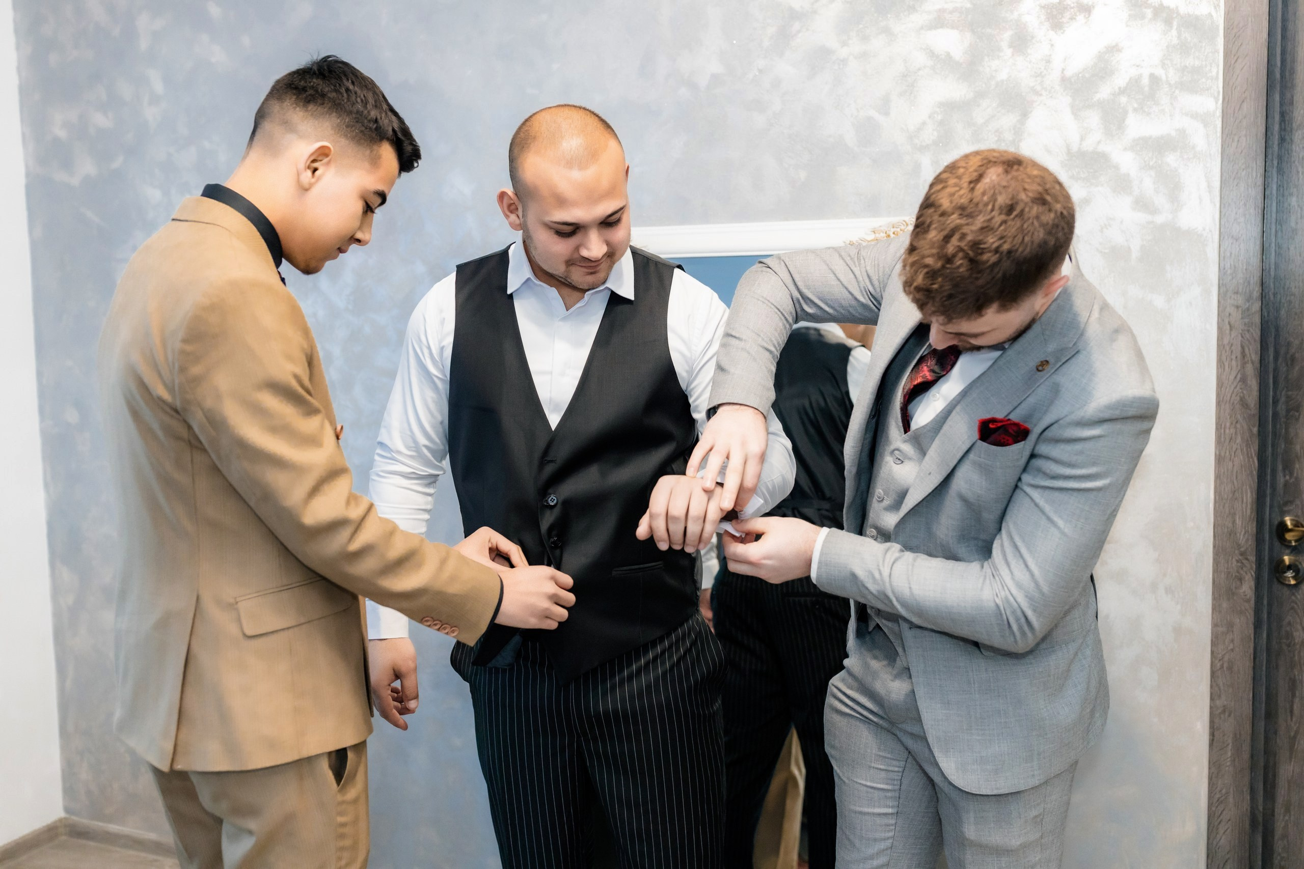 Fotograf nuntă Târgu Neamț – Samuel și Roxana, fotografie autentică realizată de AlinoFotoStudio 2. Fotograf nuntă Iași, Bacău, Suceava și Botoșani – Alin Chirilă surprinzând momente reale de nuntă 3. Fotografie de nuntă cu emoție și credință – AlinoFotoStudio, fotograf povestitor 4. Fotograf profesionist nuntă în Moldova – cadre naturale și pline de emoție 5. Alin Chirilă fotograf nuntă – poveste reală surprinsă prin fotografie 6. Fotograf nuntă cu stil documentar – momente autentice din ziua nunții Pregătiri mireasă acasă – fotografie naturală realizată de Alin Chirilă fotograf nuntă 8. Detalii din ziua nunții – fotograf nuntă Iași și Botoșani, AlinoFotoStudio 9. Emoții din dimineața nunții – fotograf profesionist Moldova 10. Cadre autentice din pregătiri – fotograf nuntă Suceava și Bacău Ceremonie religioasă nuntă – moment emoționant surprins de fotograf Alin Chirilă 12. Nuntă cu valori creștine – fotografie din biserică realizată cu discreție 13. Rugăciune și emoție în ziua nunții – fotograf nuntă Târgu Neamț 14. Legământ în fața lui Dumnezeu – fotografie de nuntă autentică 15. Fotograf nuntă biserică – momente sincere și pline de semnificație Petrecere de nuntă – cadre naturale realizate de AlinoFotoStudio 17. Bucurie și dans la nuntă – fotograf nuntă Iași și împrejurimi 18. Momente autentice de la restaurant – fotograf nuntă Bacău Suceava 19. Atmosferă de nuntă surprinsă discret – Alin Chirilă fotograf -AlinoFotoStudio – fotograf nuntă cu abordare naturală și emoțională 21. Alin Chirilă fotograf – povestitor prin fotografie de nuntă 22. Fotograf nuntă în Moldova – stil documentar și autentic 23. Fotografie de nuntă sinceră și elegantă – AlinoFotoStudio- Fotograf nuntă Iași Bacău Suceava Botoșani – Alin Chirilă AlinoFotoStudio 26. Fotograf nuntă Târgu Neamț și Moldova – fotografie profesională de eveniment 27. Fotograf nuntă cu valori creștine și stil documentar – AlinoFotoStudio - Alin Chirilă – AlinoFotoStudio Fotograf nuntă Iași • Bacău • Suceava • Botoșani - Samuel & Roxana, Târgu Neamț -Momente reale, trăite sincer și păstrate pentru totdeauna.