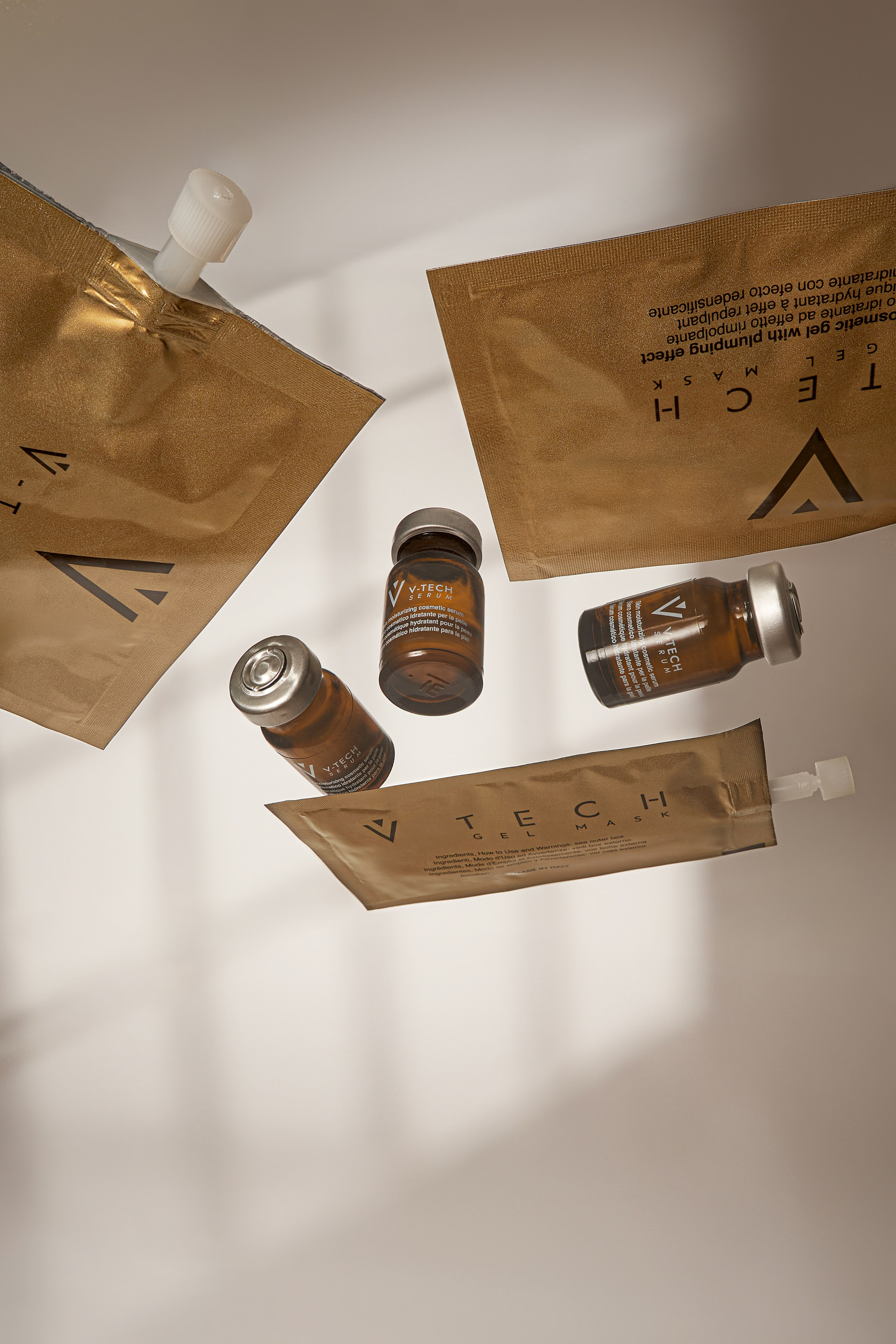 Foto de estudio de un producto de belleza con accesorios elegantes