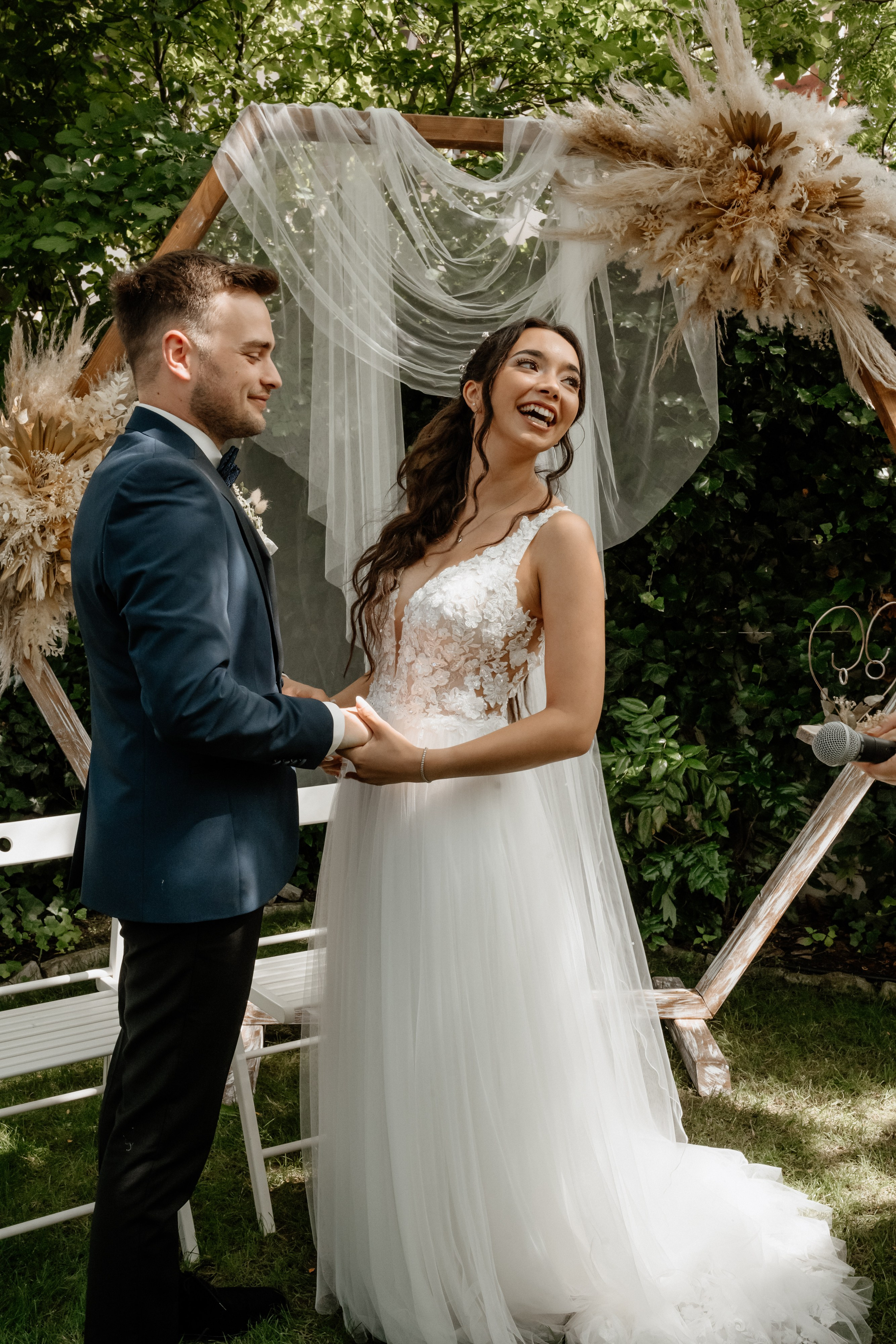 Lächelnde Braut und Bräutigam bei ihrer Hochzeitszeremonie – emotionale Momentaufnahme