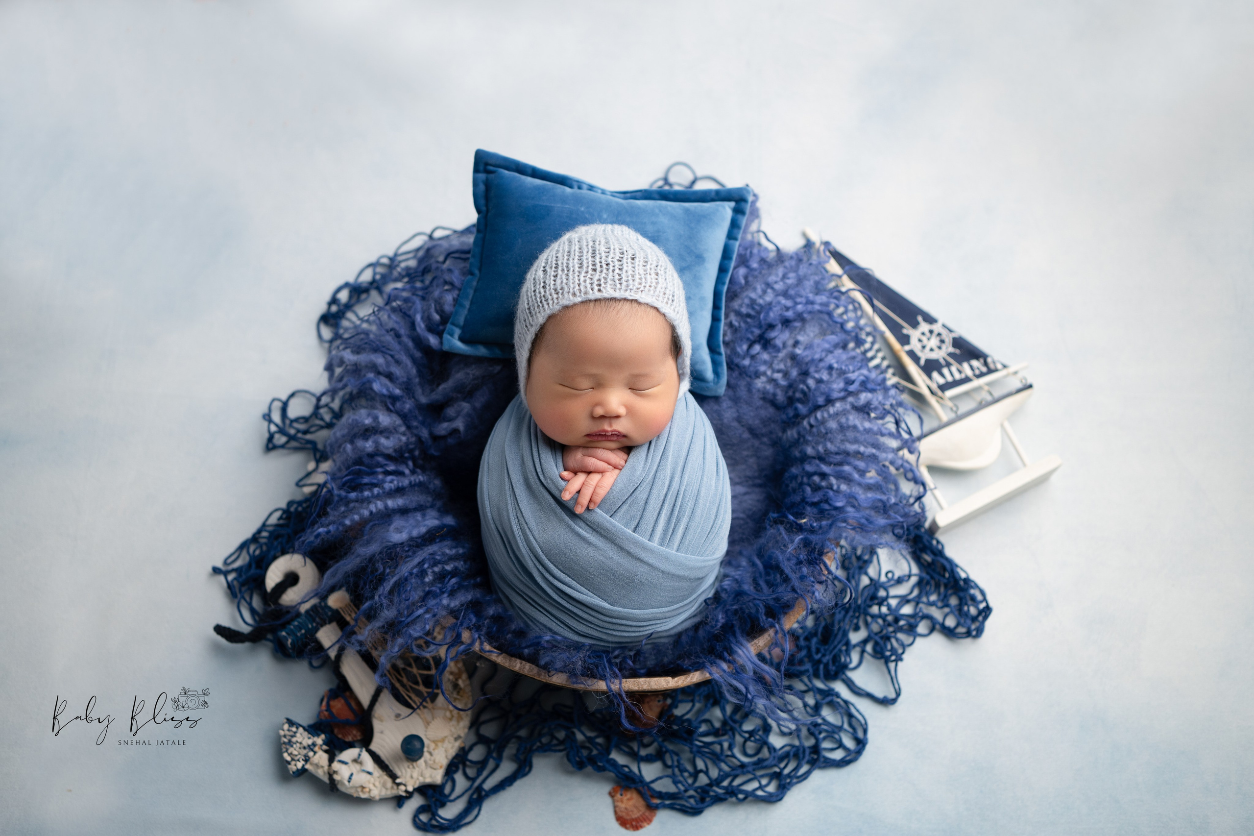 Best newborn photographer in Doha, Qatar. Best infant photoshoot in Doha, Qatar. Newborn photo session in Doha Qatar, baby, sitter, cake smash, pre-birthday, maternity, family photographer in Doha, Qatar