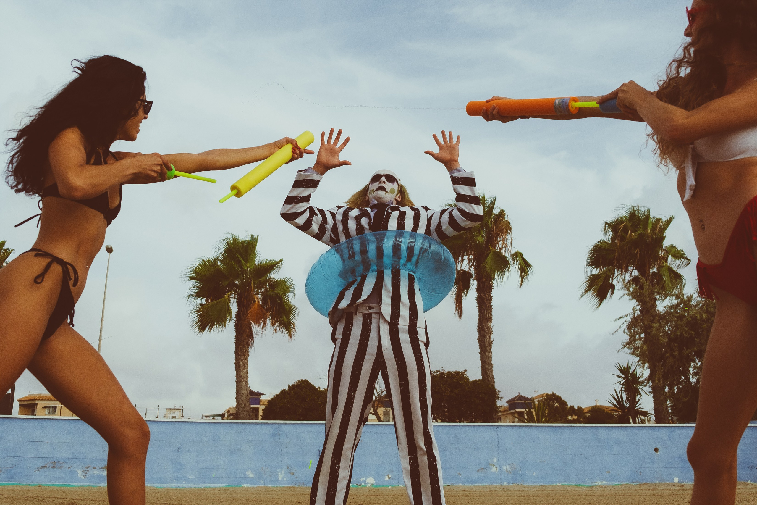 Beetlejuice на море: Экспериментальная фотосессия с цирковыми артистами — Фотограф Андрей Луковников