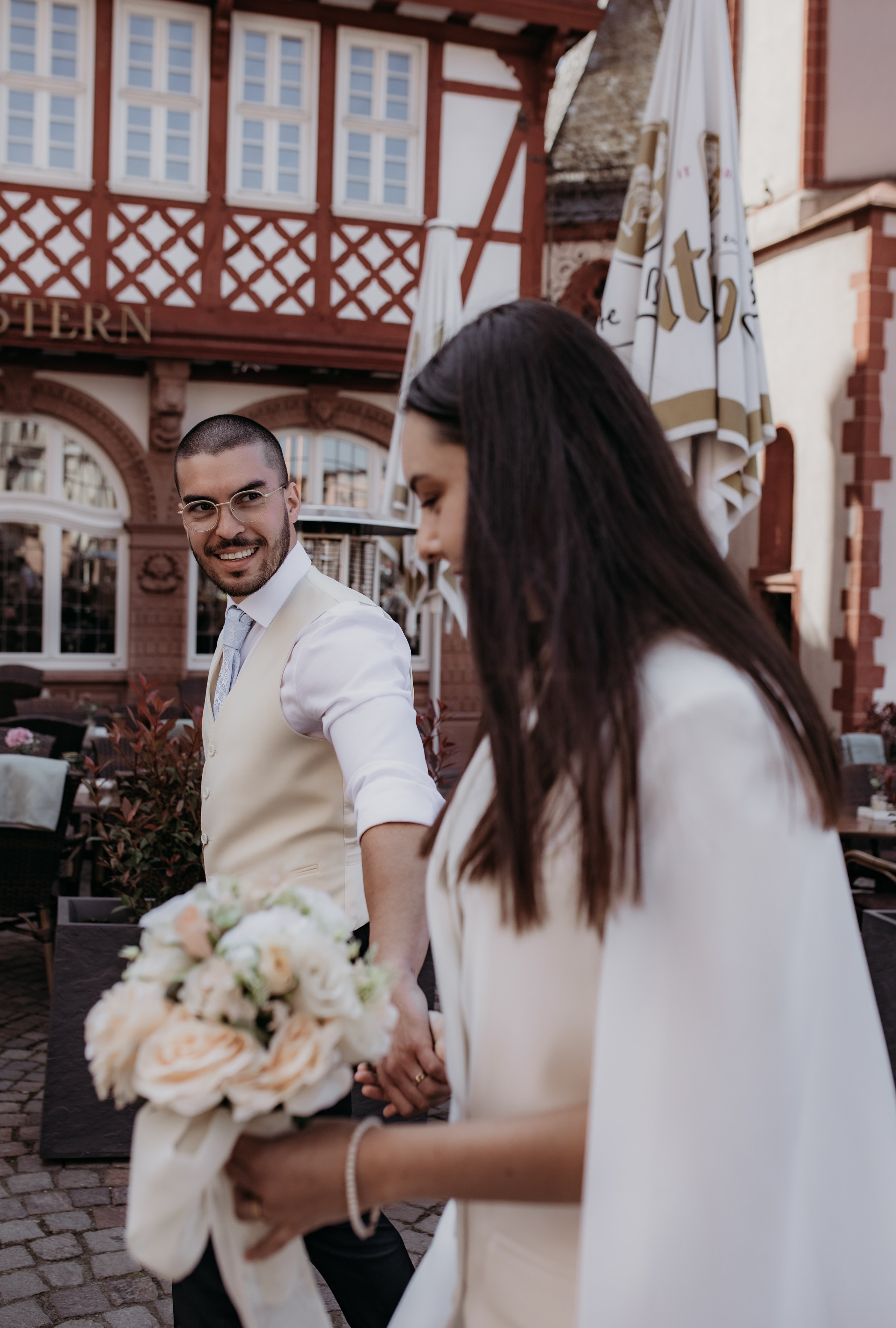 Natürliche und emotionale standesamtliche Trauung in Frankfurt am Main.