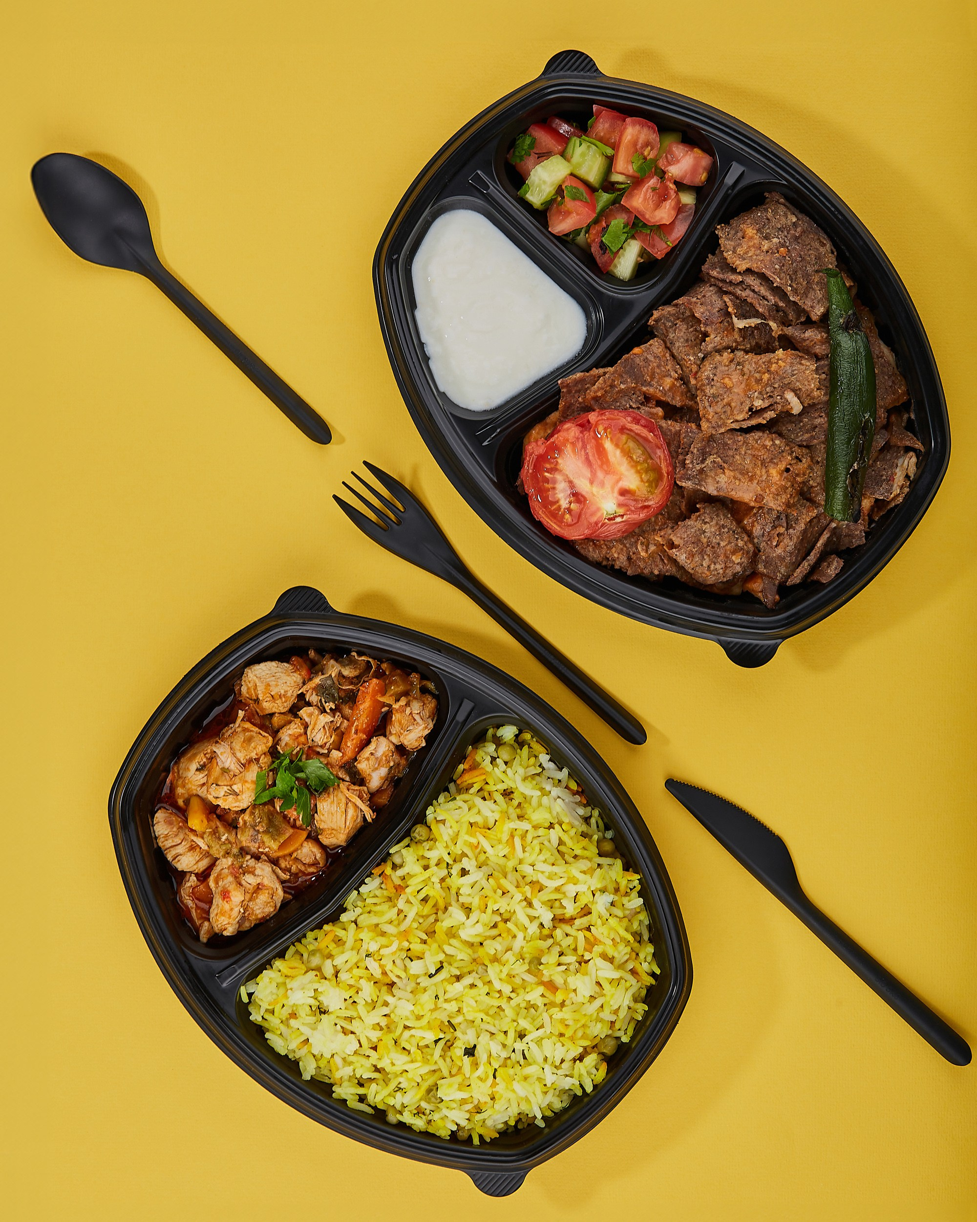 Sarı fonda iki qara plastik qabda yemək görünür. Üst hissədəki qabda doğranmış ət, bir qədər doğranmış pomidor və xiyar salatı, bir qədər də ağ qatıq və ya sous var. Altdakı qabda isə tərəvəzli ət yeməyi və böyük hissədə sarı düyü var. Qabların yanında qara plastik qaşıq və çəngəl var.