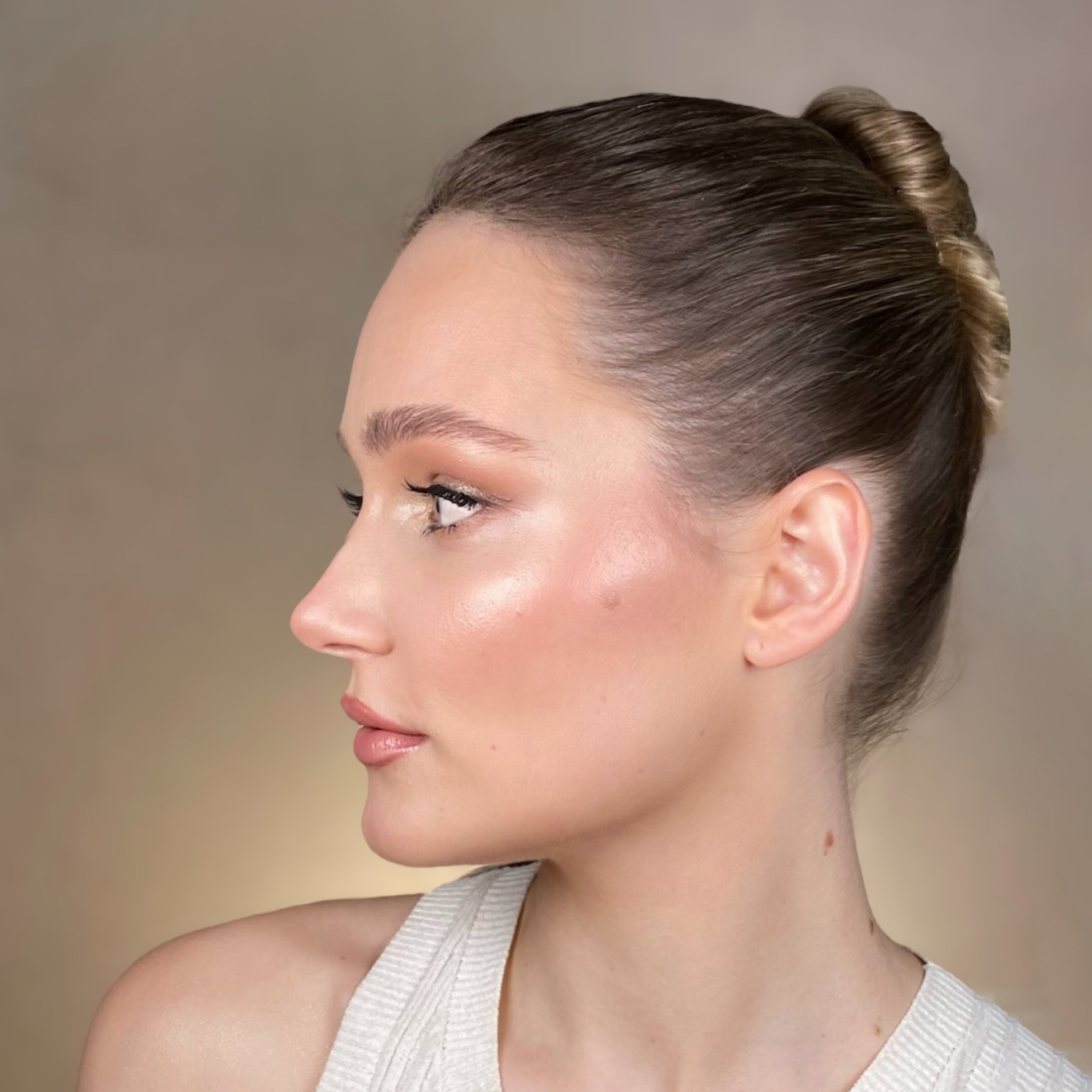 Natural daytime makeup look in Rome