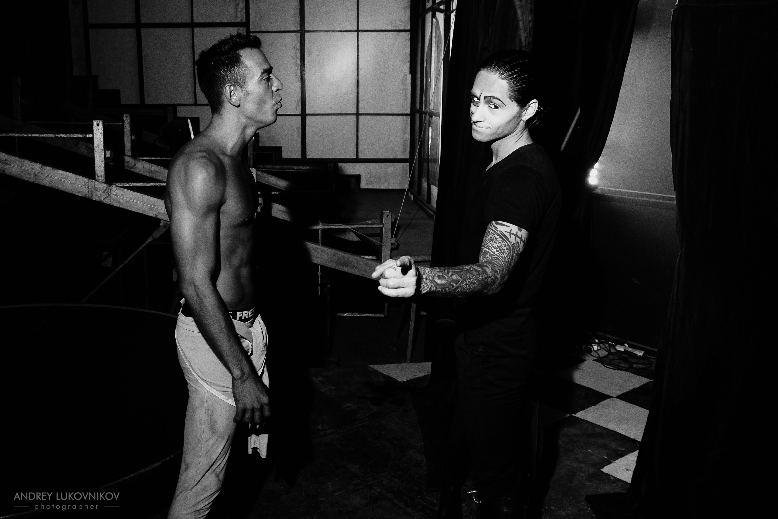 Sesión de fotos entre bastidores en El Circo Encantado: la vida de los artistas tras bambalinas