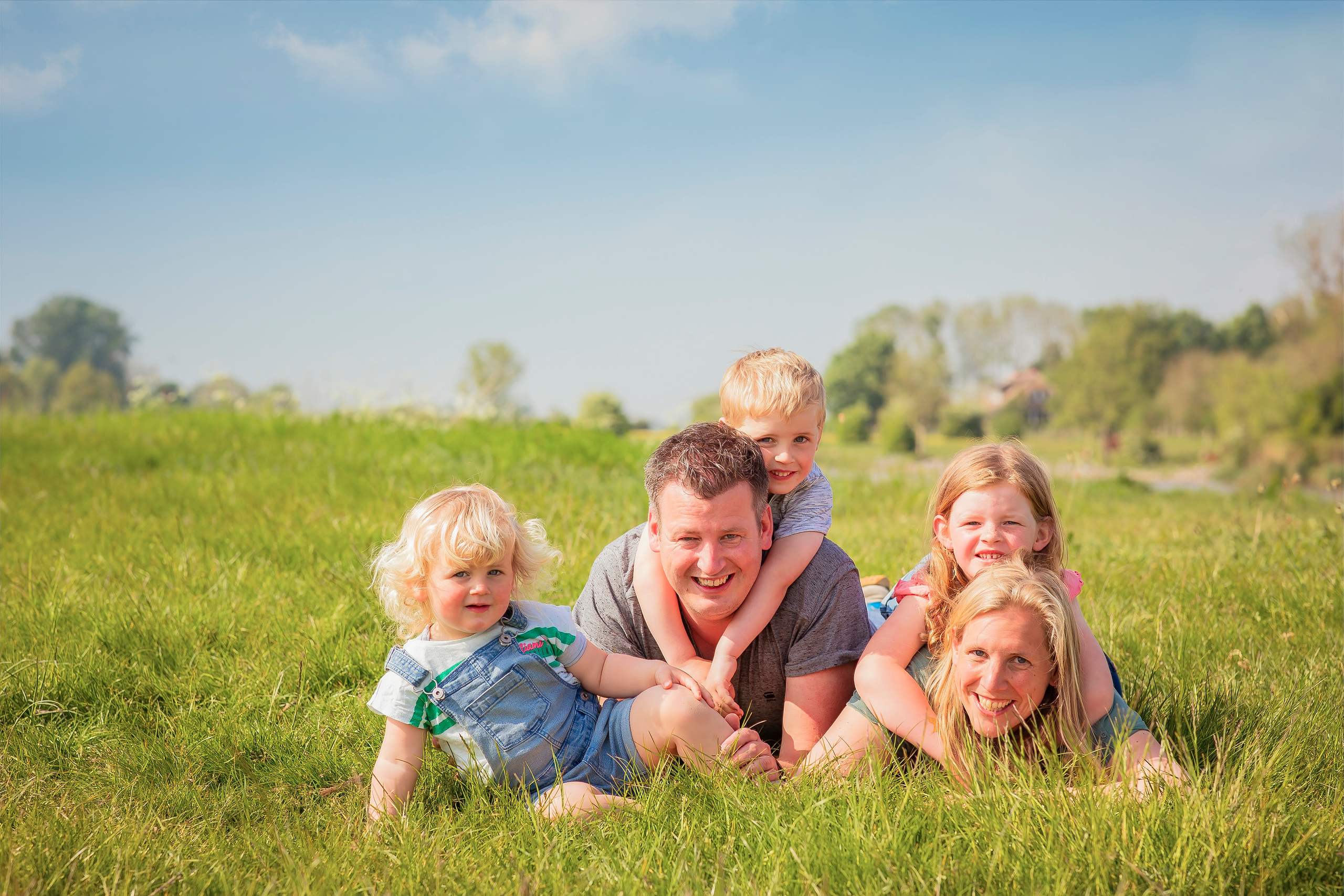 Gezinsfotoshoot buiten.