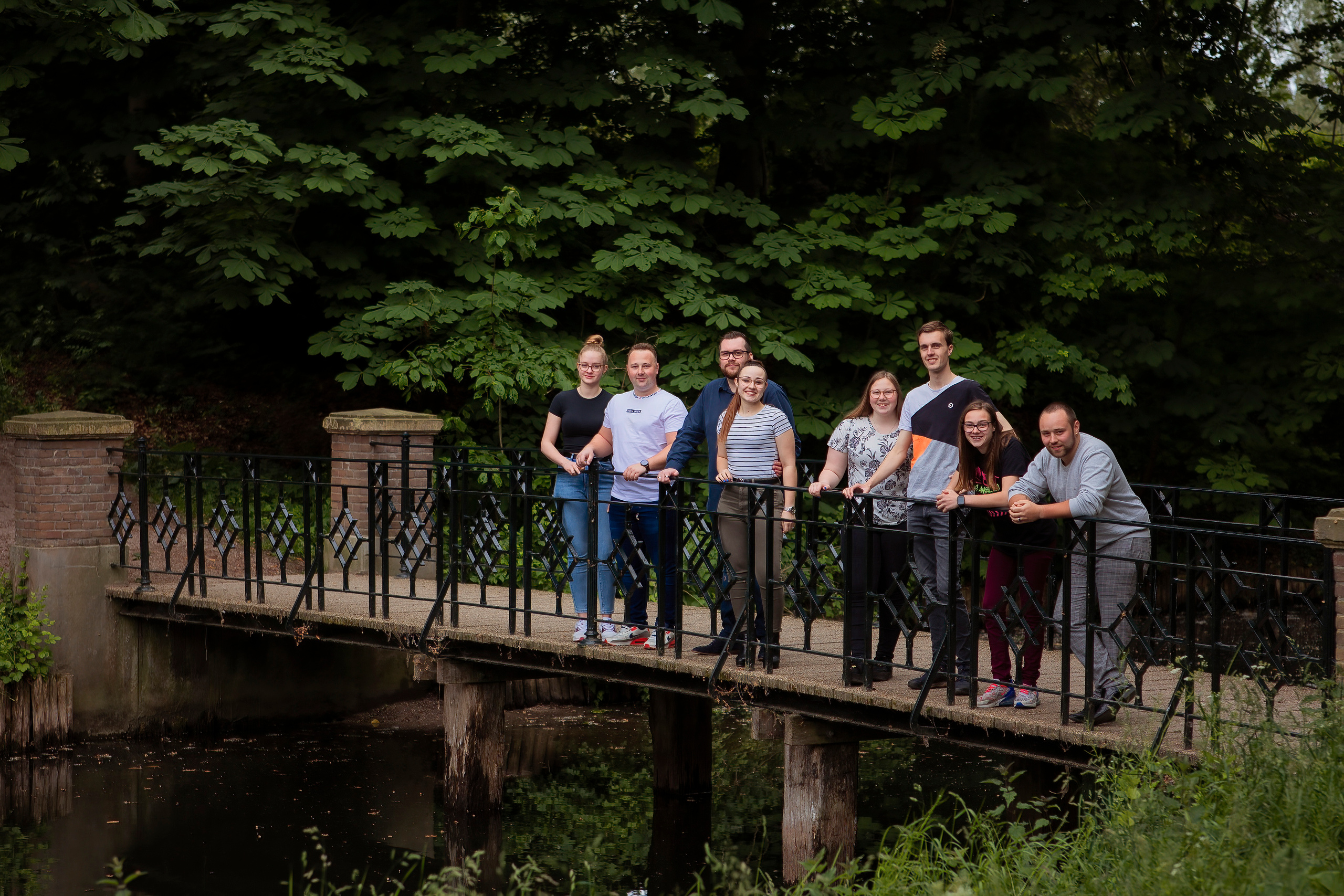 grote familie staan op de brug