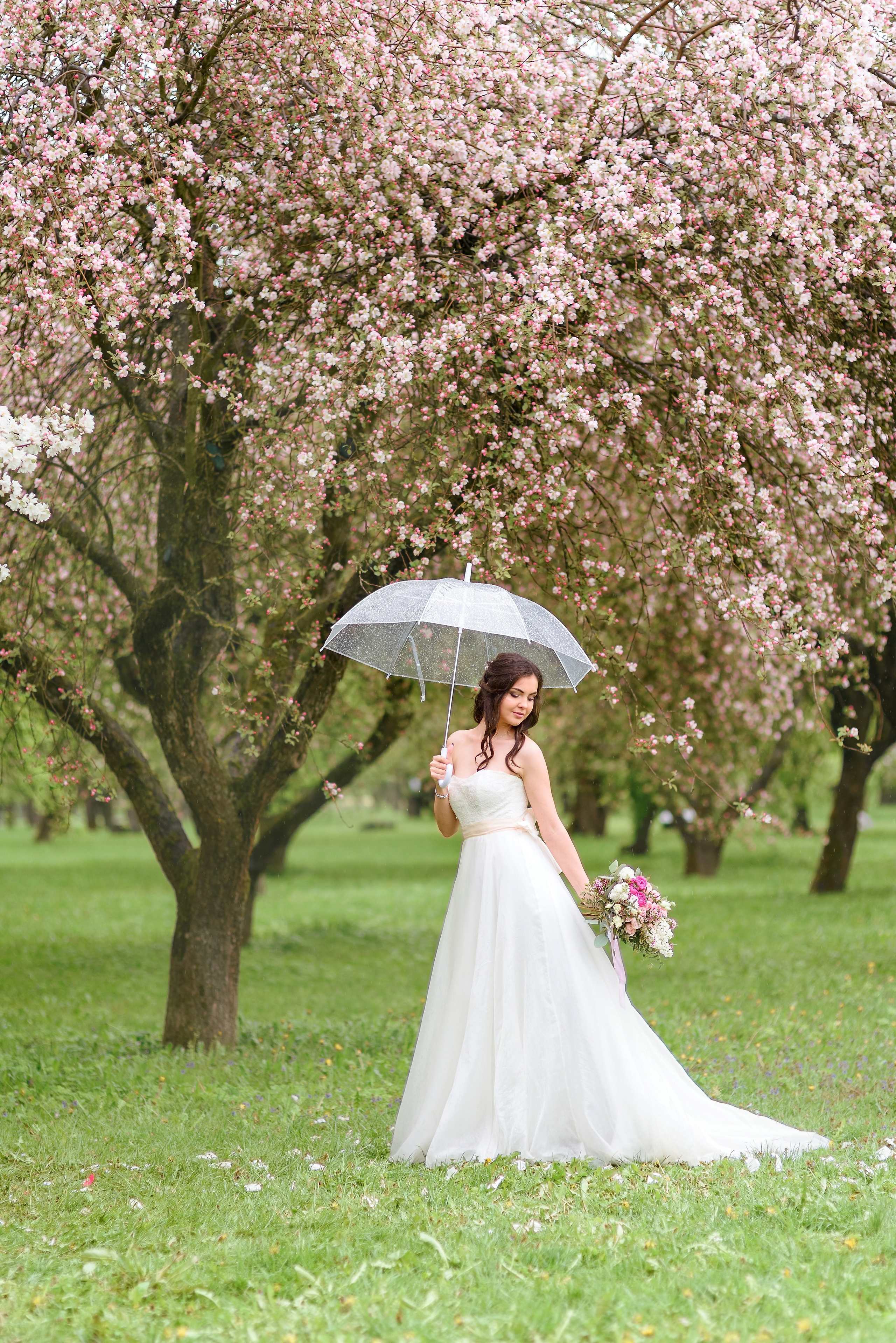Свадебная прогулка в цветущем саду. Семейный фотограф и фотограф новорожденных в Вильнюсе Ирина Беленкевич