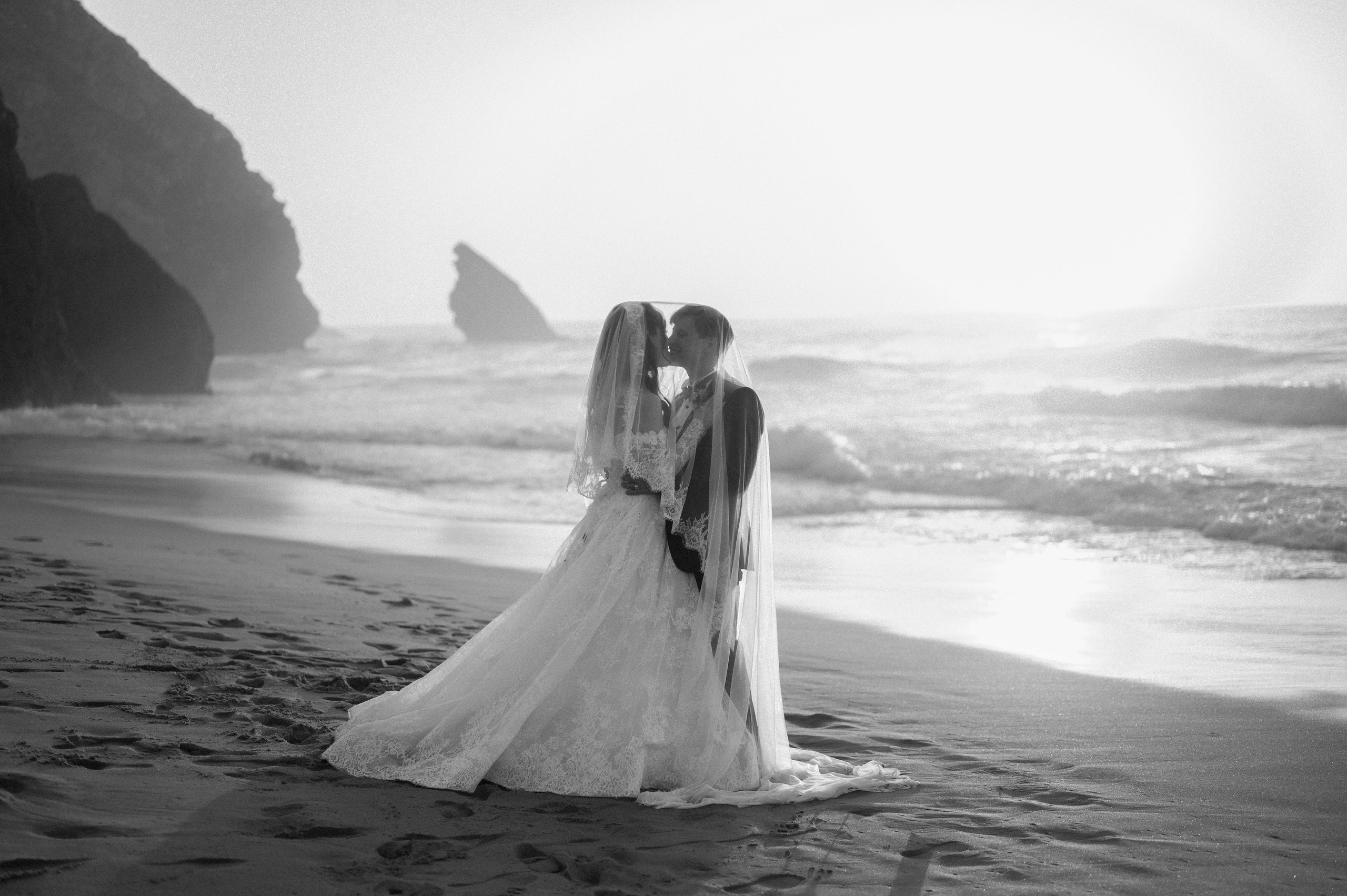 Fotógrafo de casamentos a captar momento emotivo entre os noivos estrangeiros Lisboa“Wedding photographer in Lisbon capturing an emotional moment between an international couple.