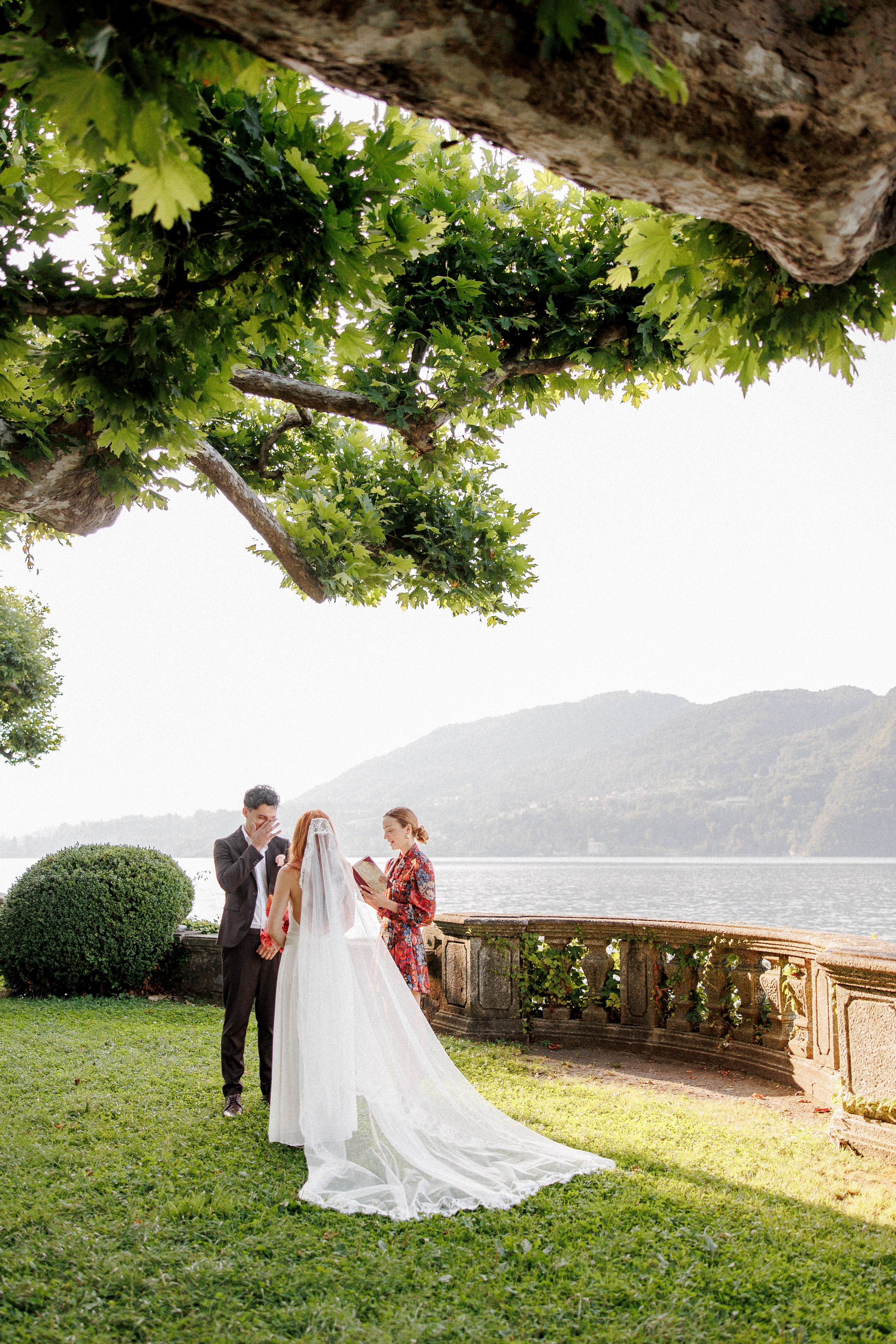 Ein frühes Elopement am Comer See: Eine Liebesgeschichte, die in Erinnerung bleibt. Familien- & Hochzeitsfotografin Schweiz. Valeria Diaz in Zürich und Umgebung