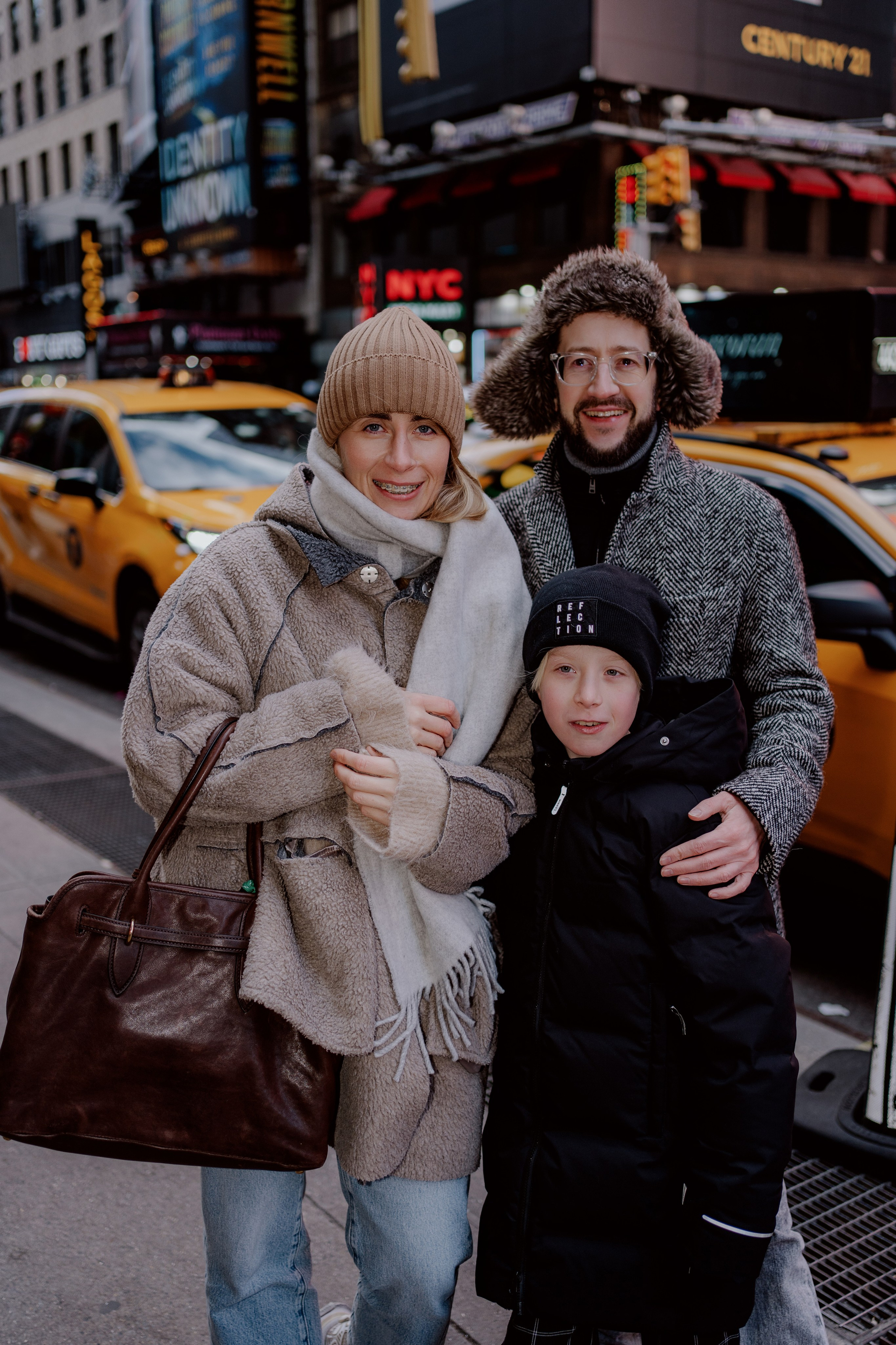 Times Square Family Photography NYC 2025: Perfect Morning Photo Sessions. Videographer and photographer in New York // MAKAROV.VIDEO