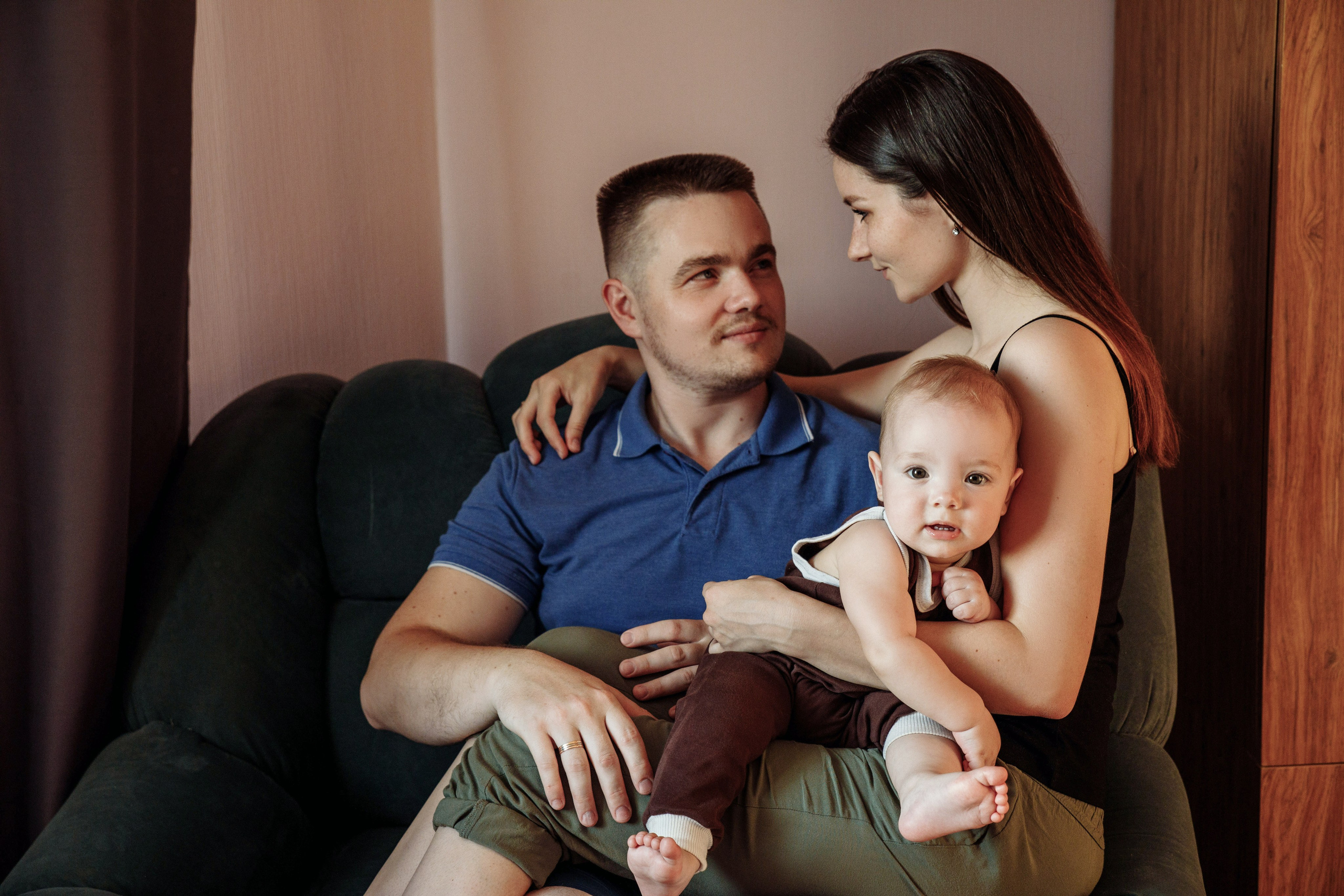 Adorable baby portraits capturing curiosity and first smiles in a natural home setting. Alisa Tant — Family and newborn photographer Bucks County, Montgomery county, Philadelphia, NJ