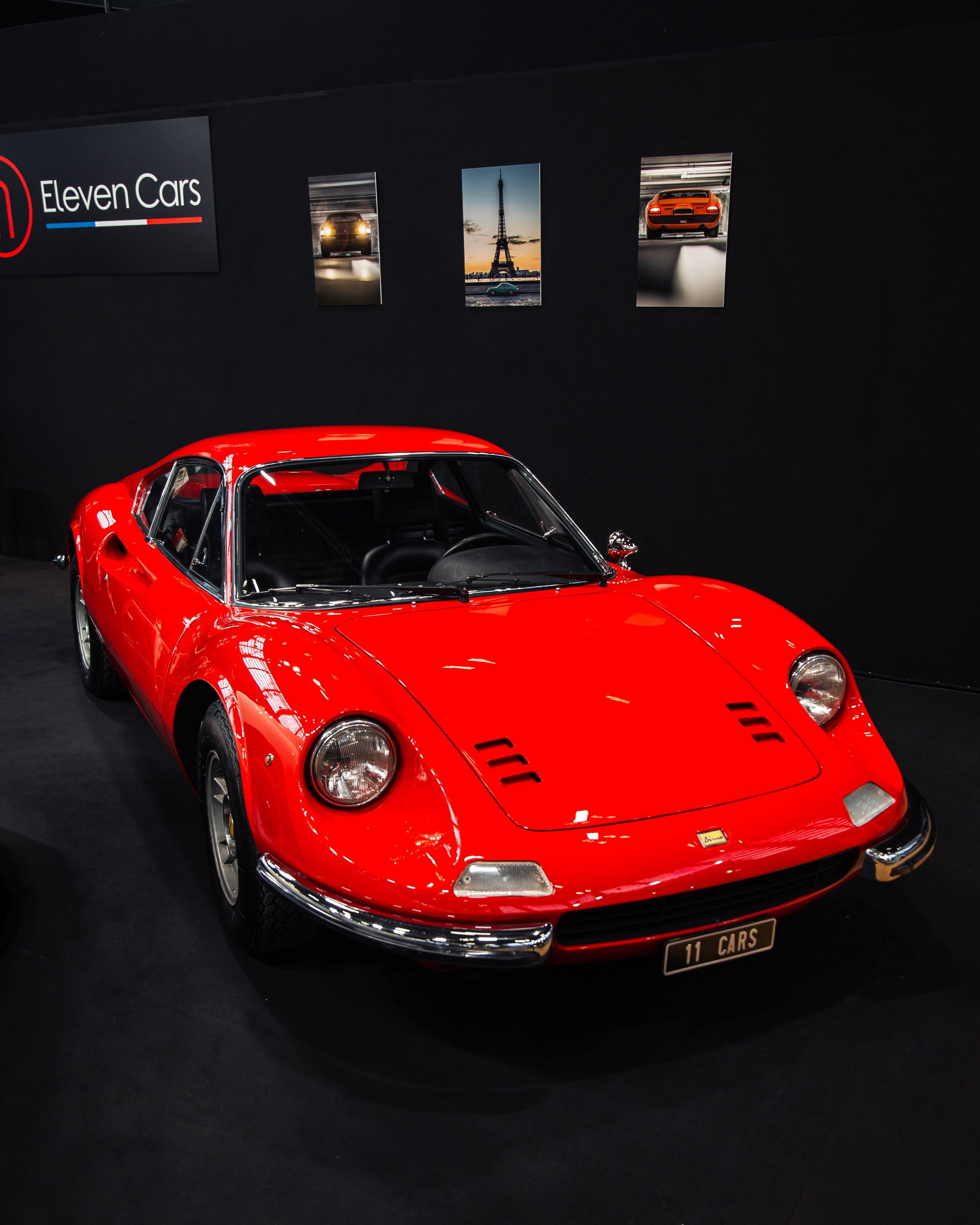 Retromobile 2023. Photographe de voitures à Paris — Vitalii Motruk