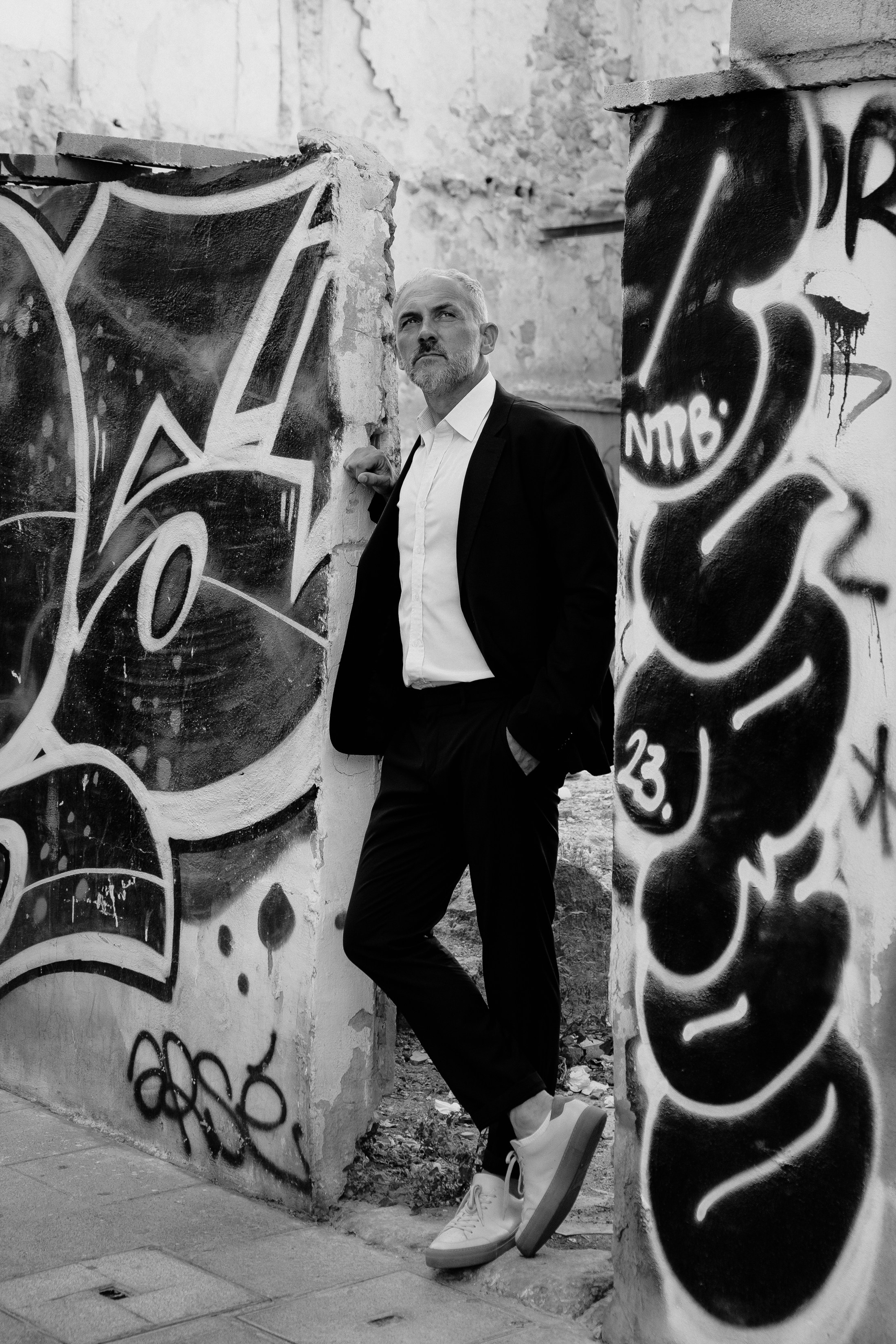 Портретная фотосессия музыканта Robert Skarsbakk в старом городе Аликанте для обложки альбома — Фотограф Андрей Луковников