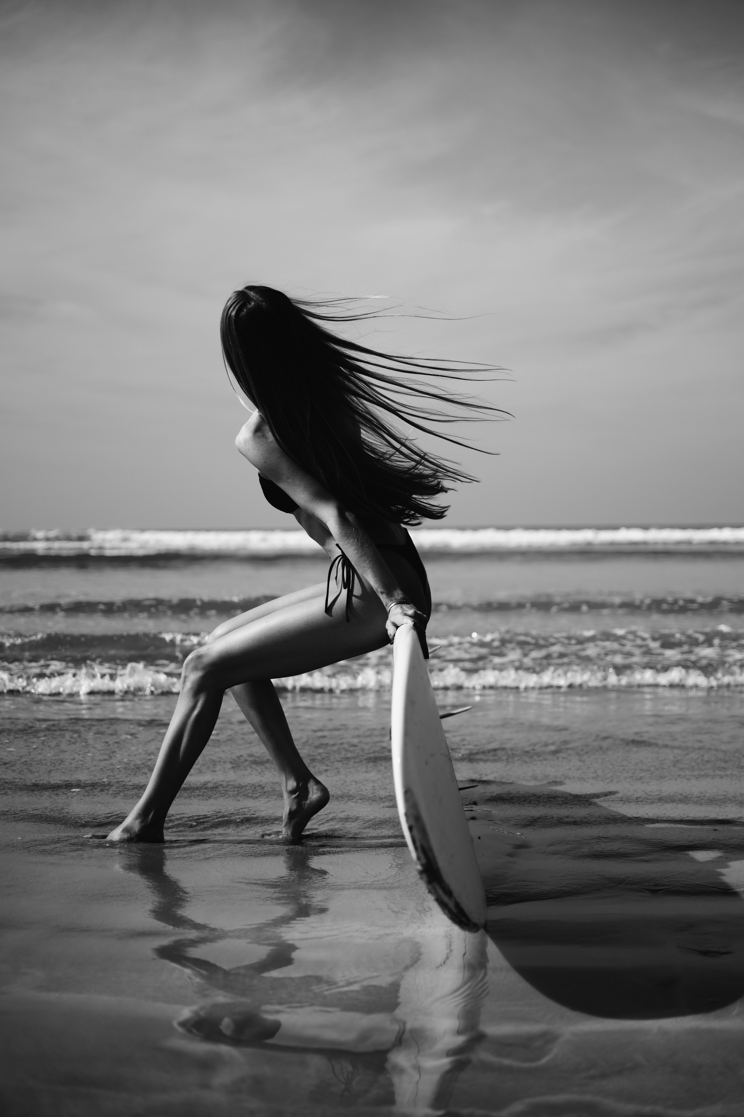 Photoshoot with a surfboard | BW