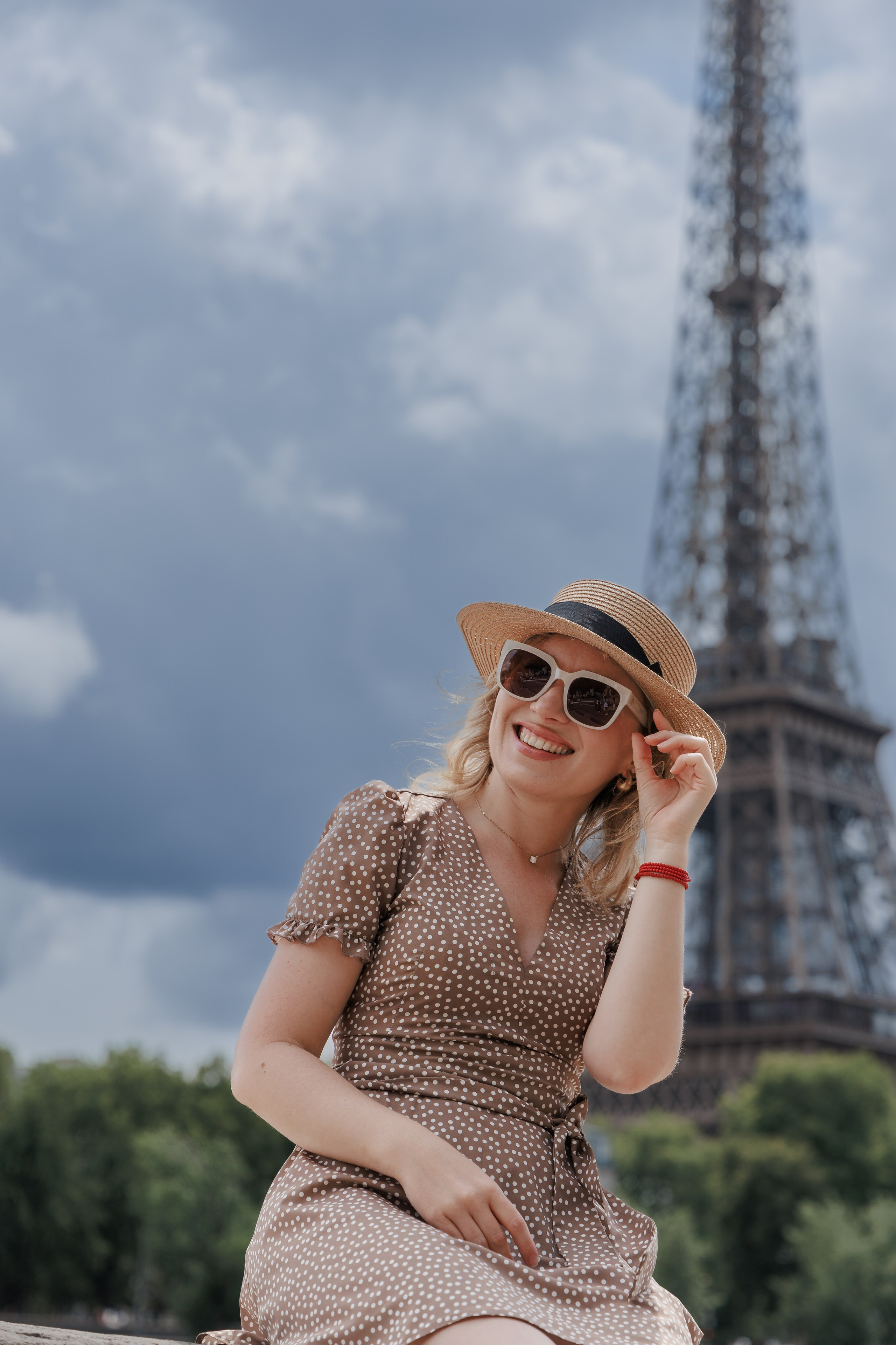 📸 French Dream in Every Frame: ISTA PHOTO SHOOT with a Baguette, Beret & Iconic Tower Backdrop. Photographe à Paris
