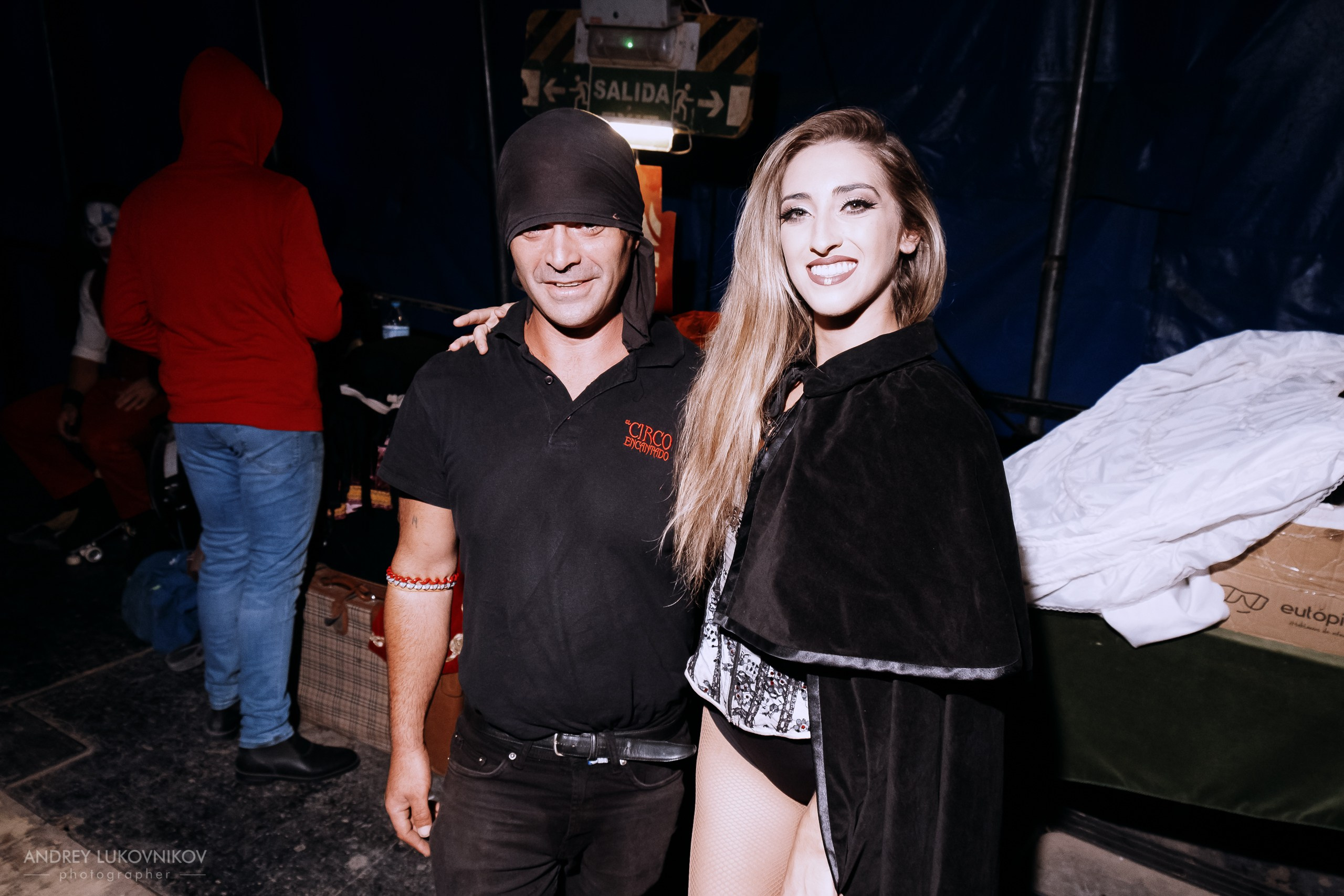 Sesión de fotos entre bastidores en El Circo Encantado: la vida de los artistas tras bambalinas