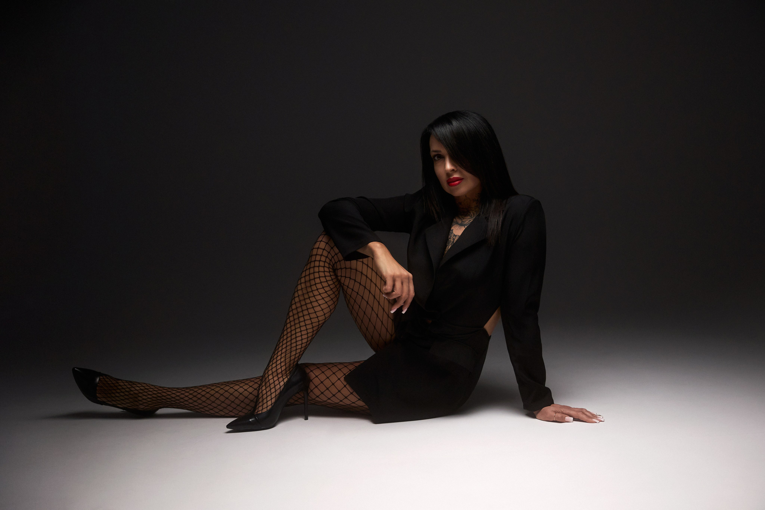 Minimalistyczna sesja kobieca w studio w ciemnym świetle