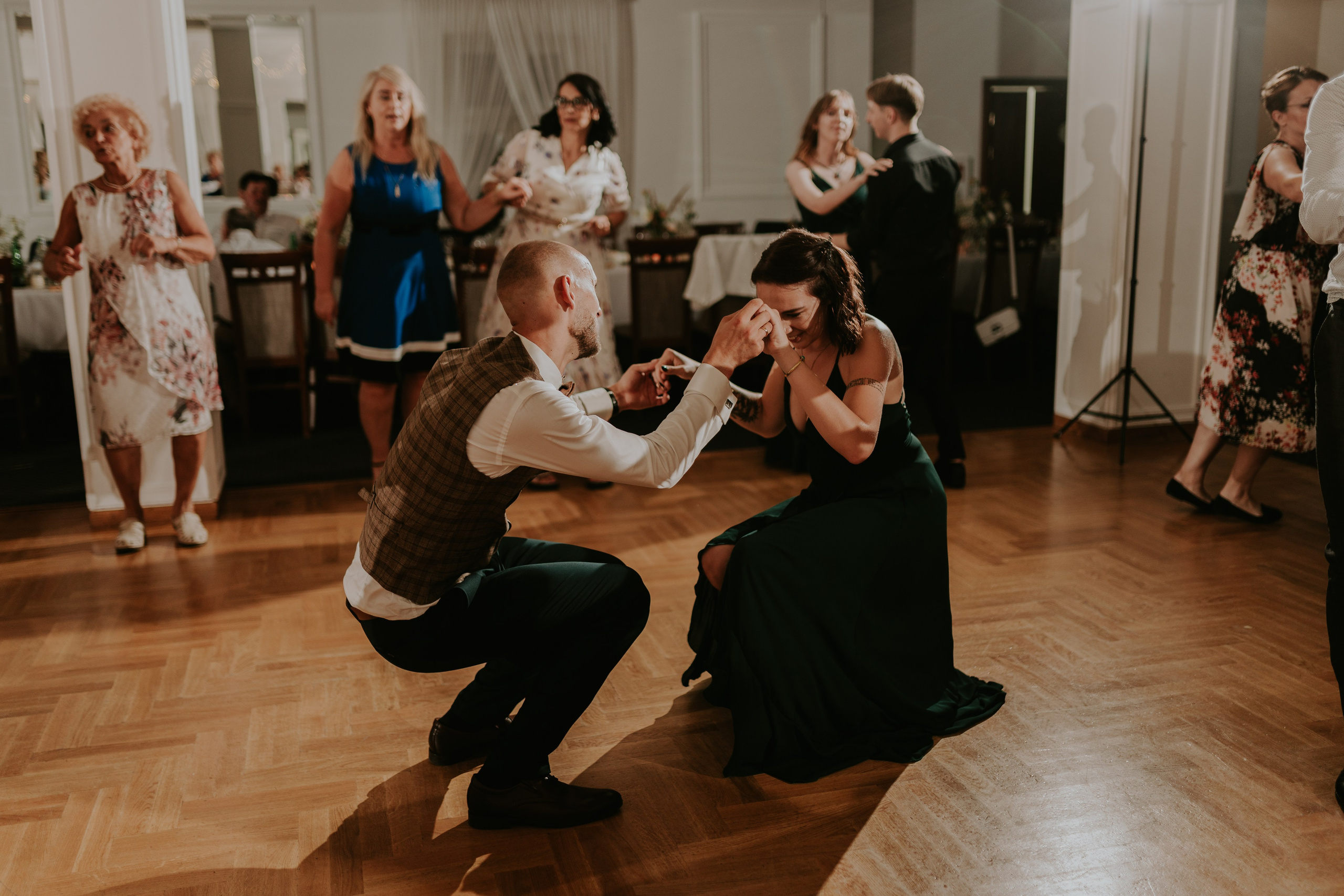 Dwór Wierzbno: plenerowy ślub pod wierzbą. Karkowskafoto - fotografia miłości