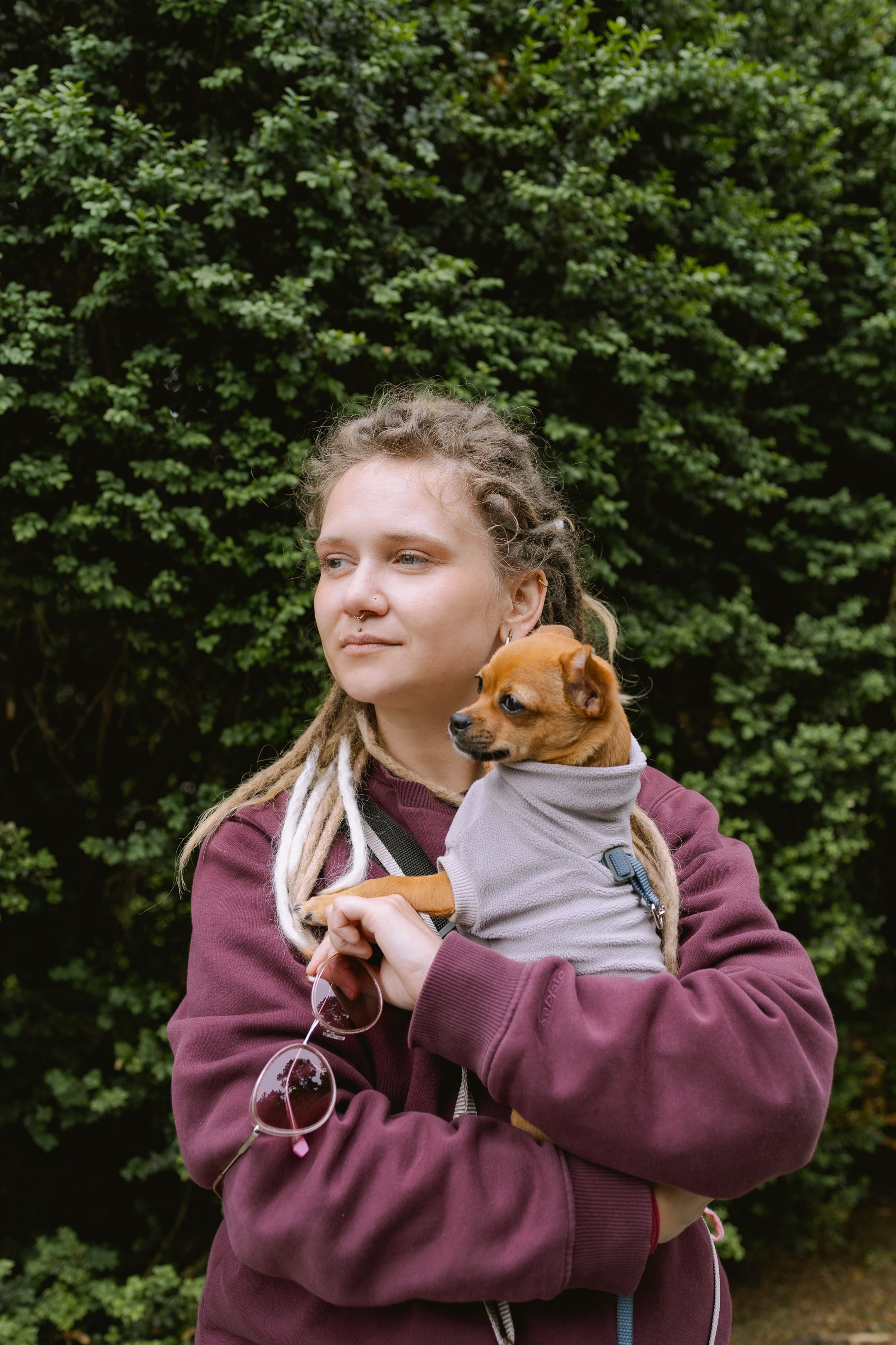 Юля с той-терьером Роки на руках, зелёный фон, летняя фотосессия в парке.