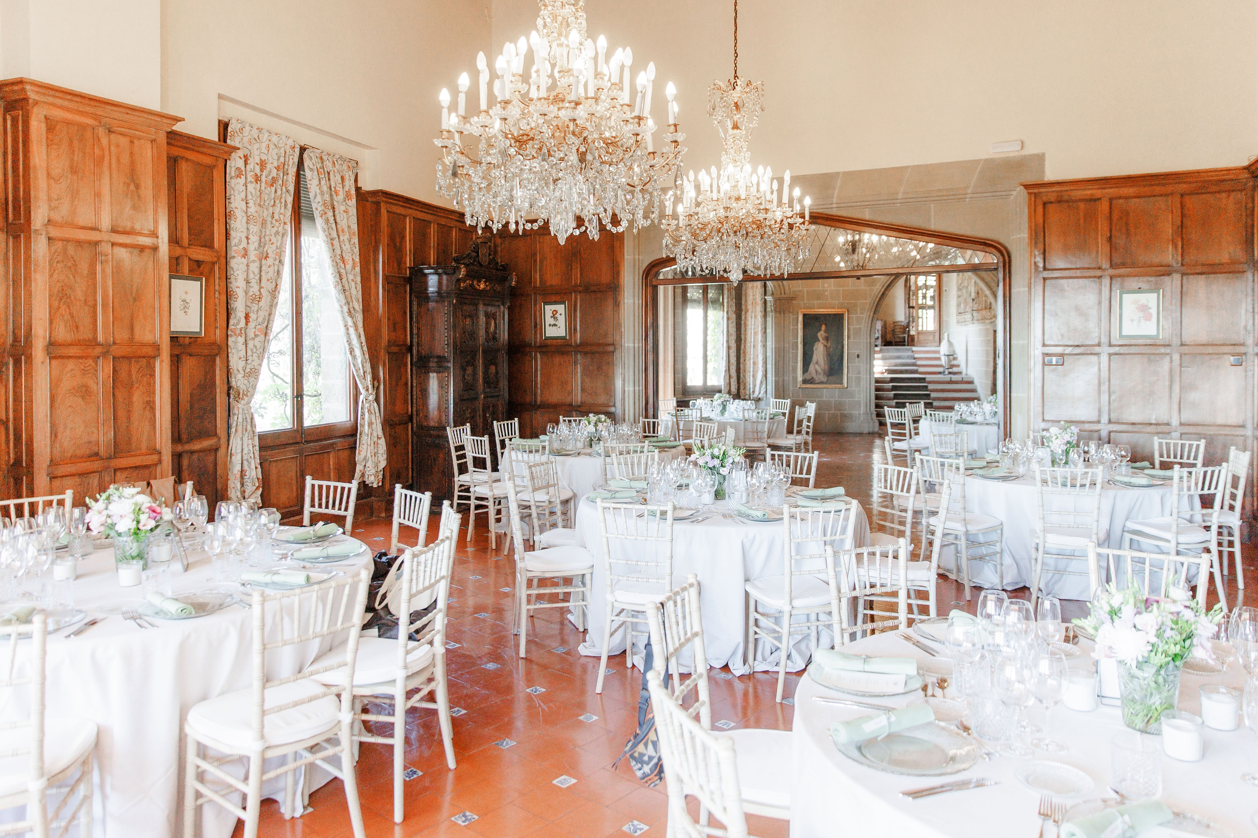 Cozy reception area at a Barcelona wedding venue, featuring soft lighting and elegant decor for a romantic ambiance.