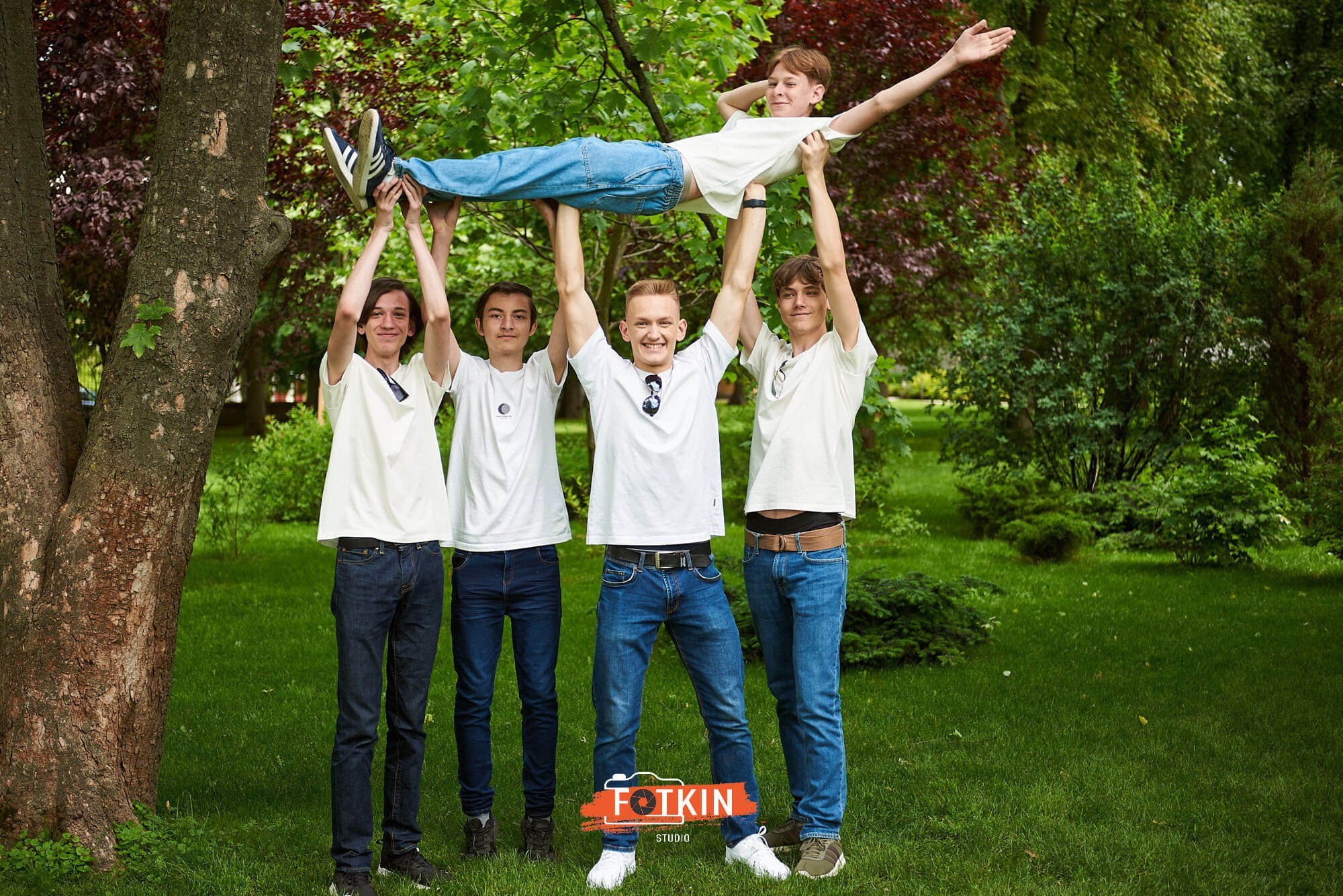 Випускні альбоми для 9- 11 класів Дніпро. Випускні альбоми фотокниги Київ та Дніпро