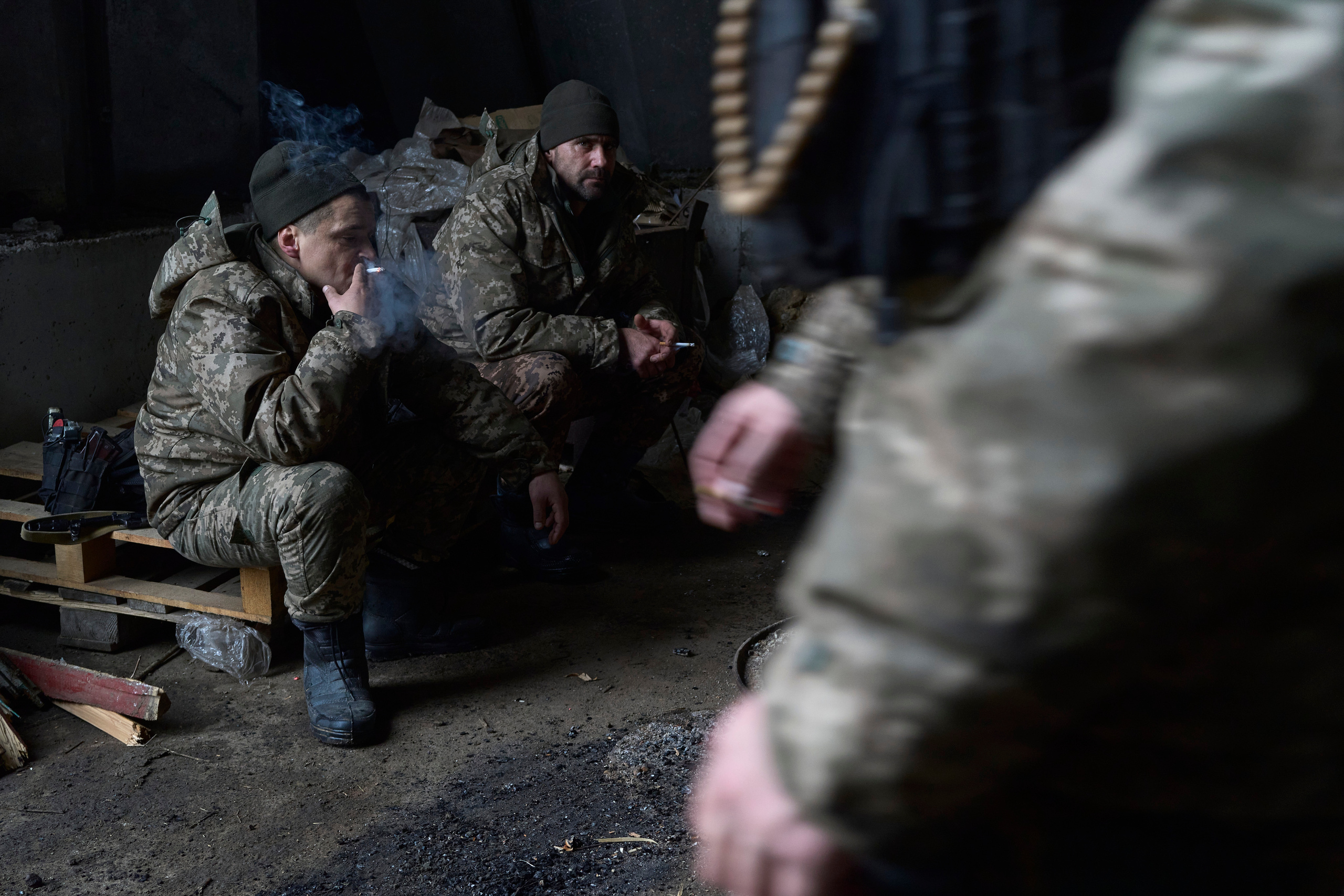 Ukrainian soldiers resting while waiting for another shift of the unit. Chornobaivka.