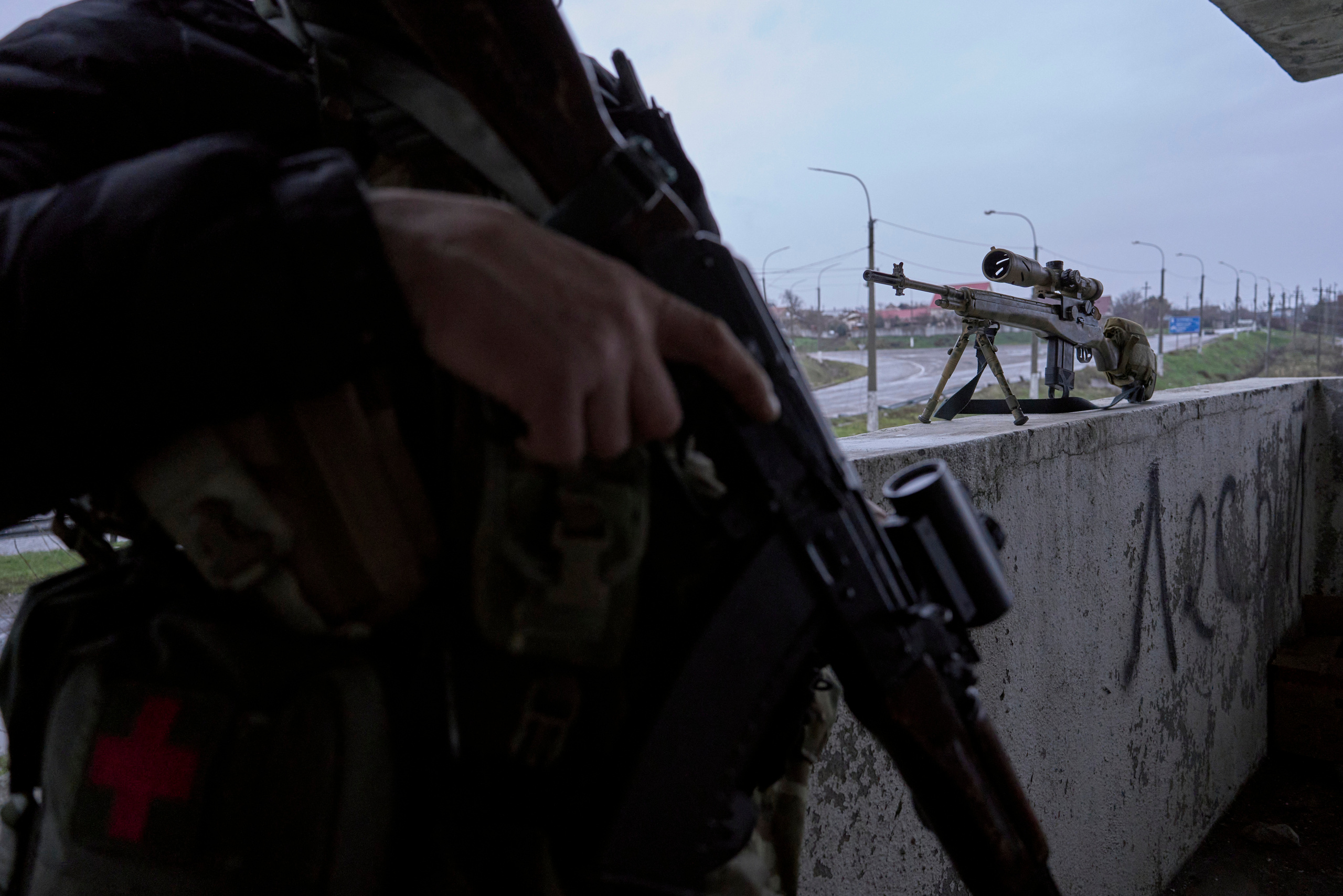 A sniper rifle at the Antonivskyi bridge.