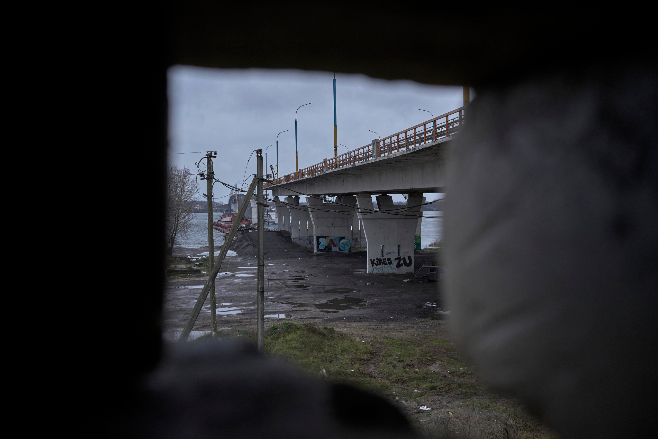 A view to the Antonivskyi bridge from Ukrainian position.