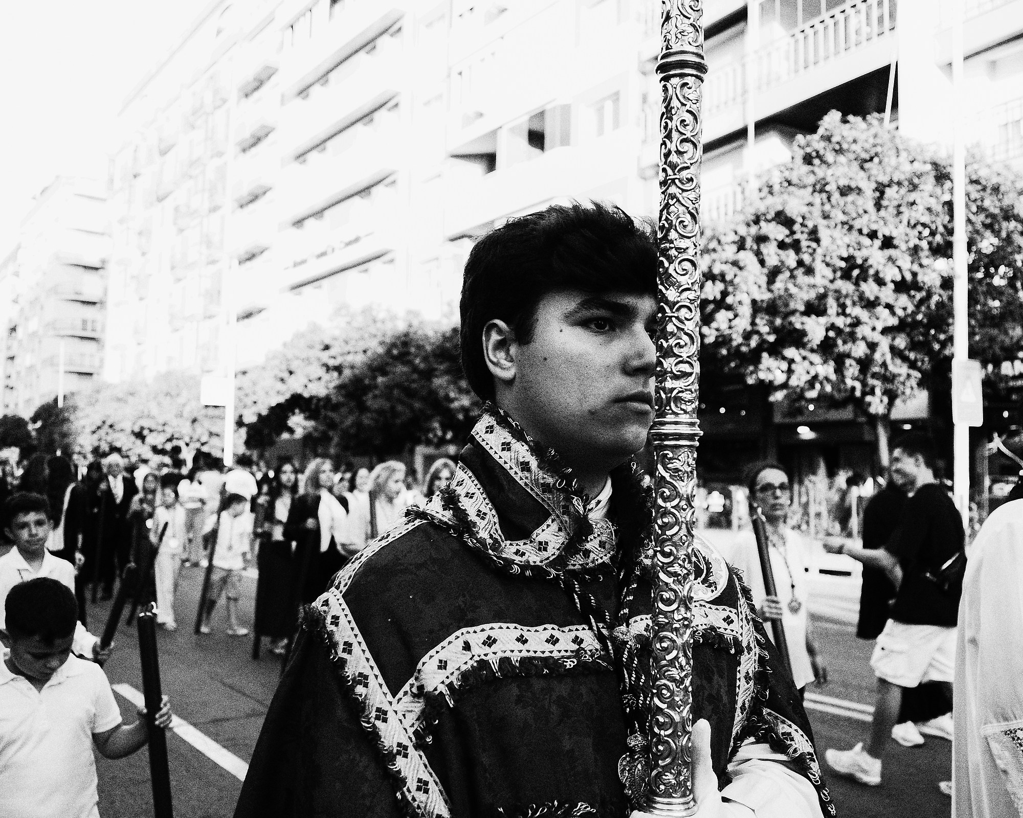 Cuando la calle te pone a prueba: Fotografía Documental en el Corpus de Huelva con Ricoh GR IV. Fotógrafo profesional en Sevilla Francisco Guerrero