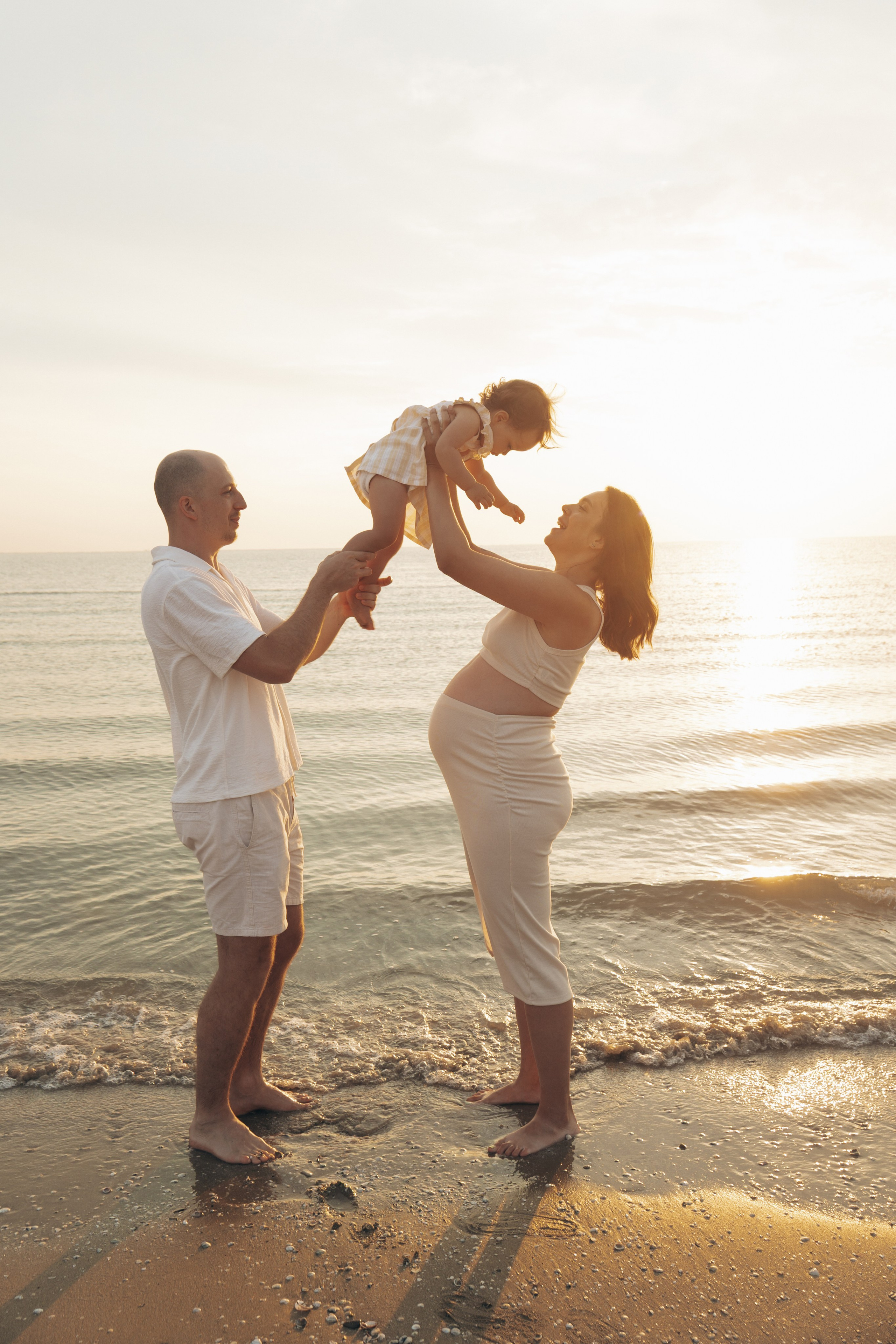 Servizio fotografico maternità con famiglia al tramonto a Cattolica.