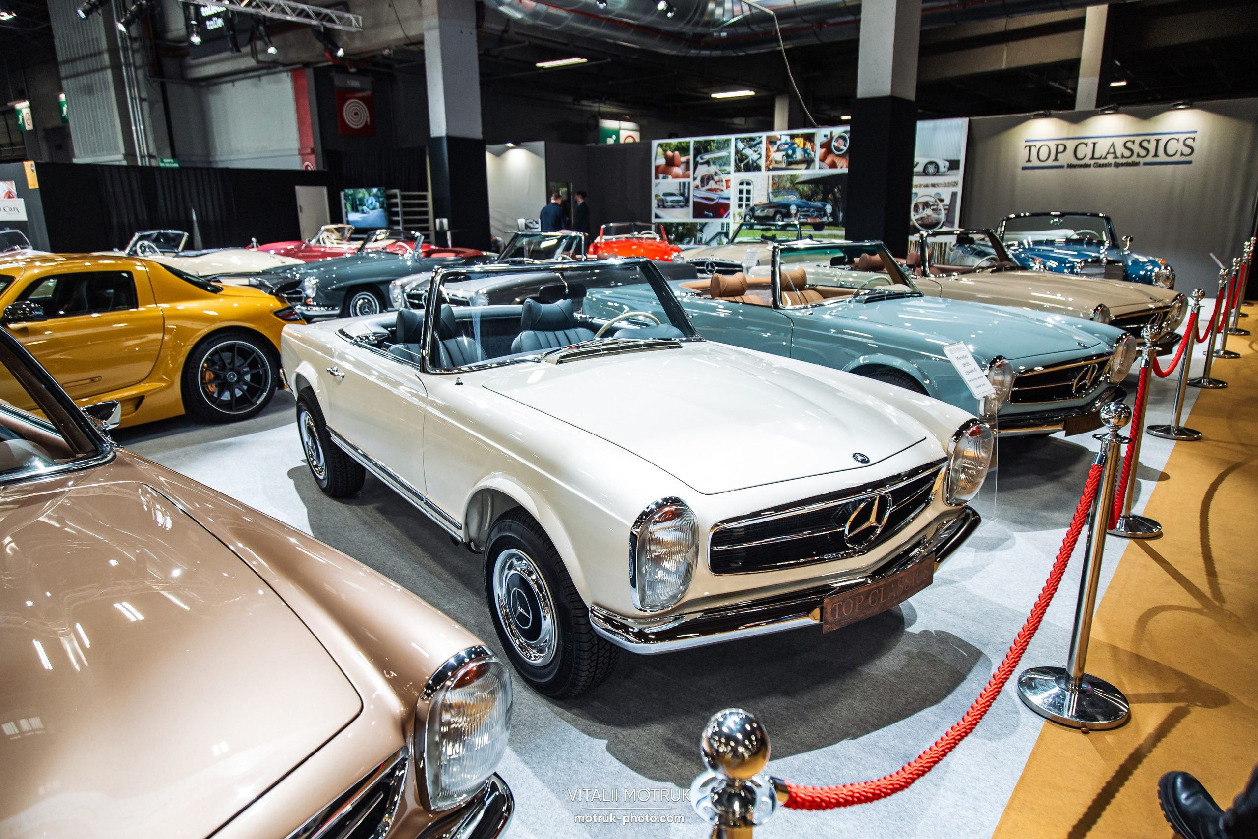 Retromobile 2023. Photographe de voitures à Paris — Vitalii Motruk