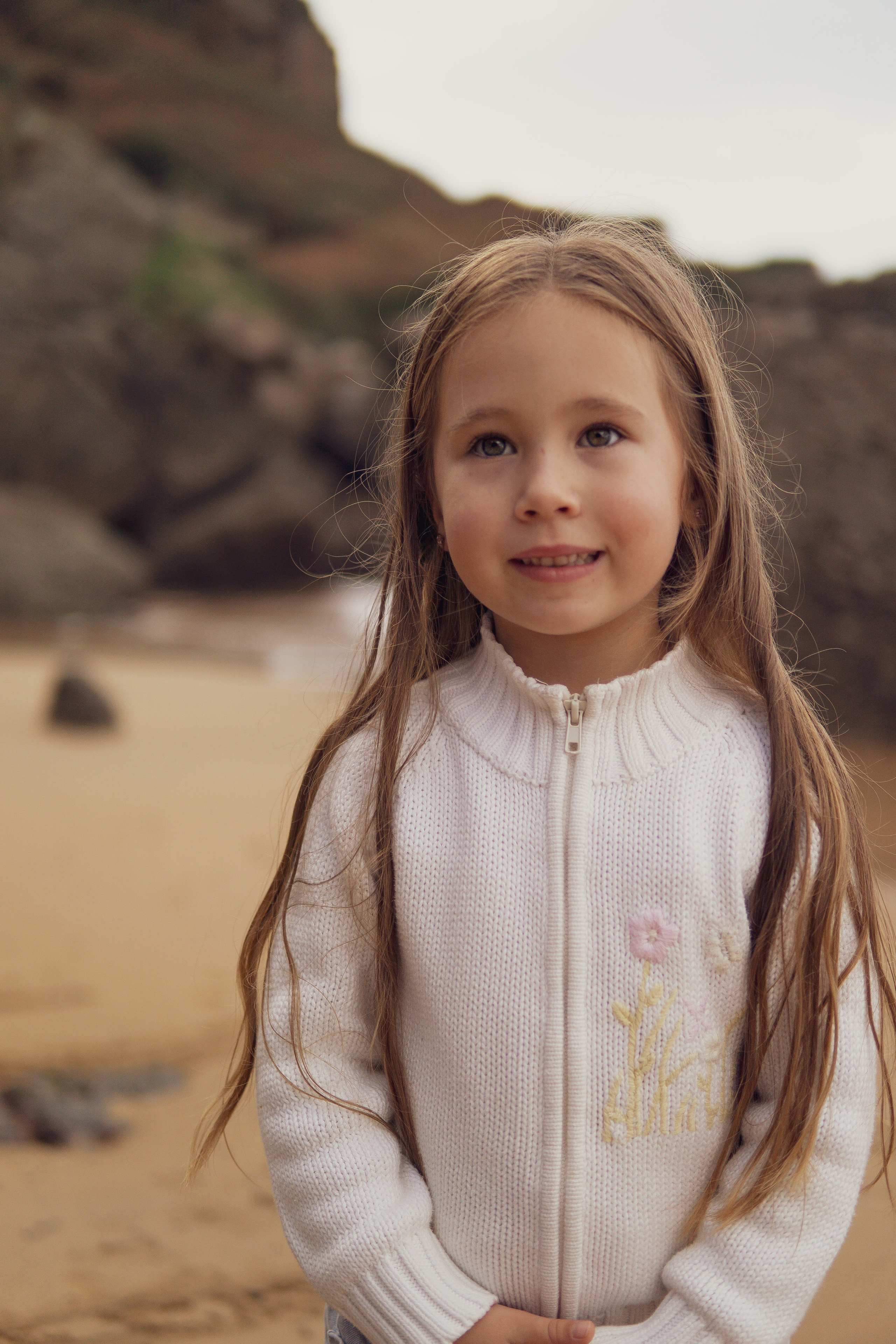 Family Beach Photo Session in Gijón, Spain — Mother and Kids at Playa de Ñora