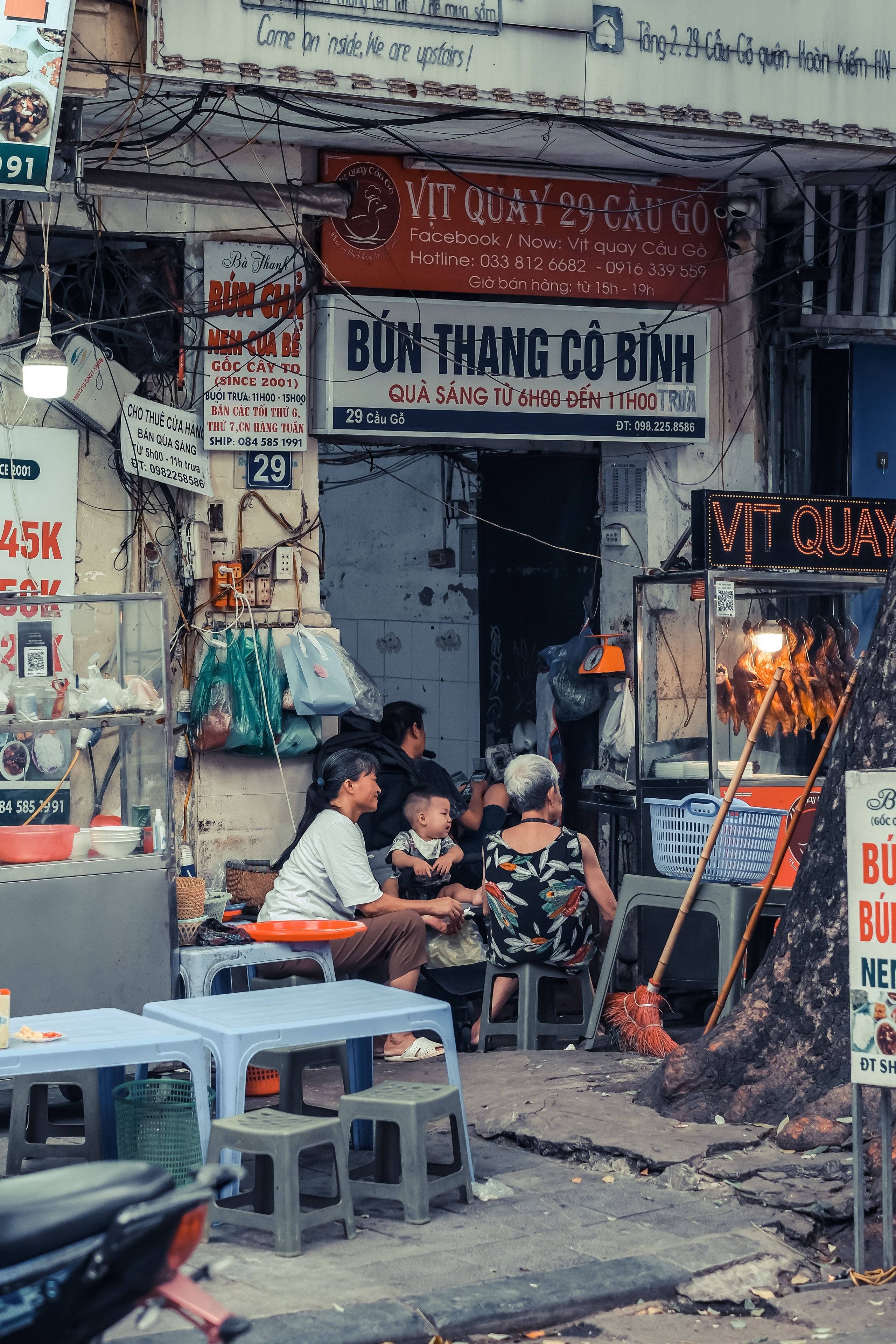 Hanoi street photography | Photo by Yukophotography 📸