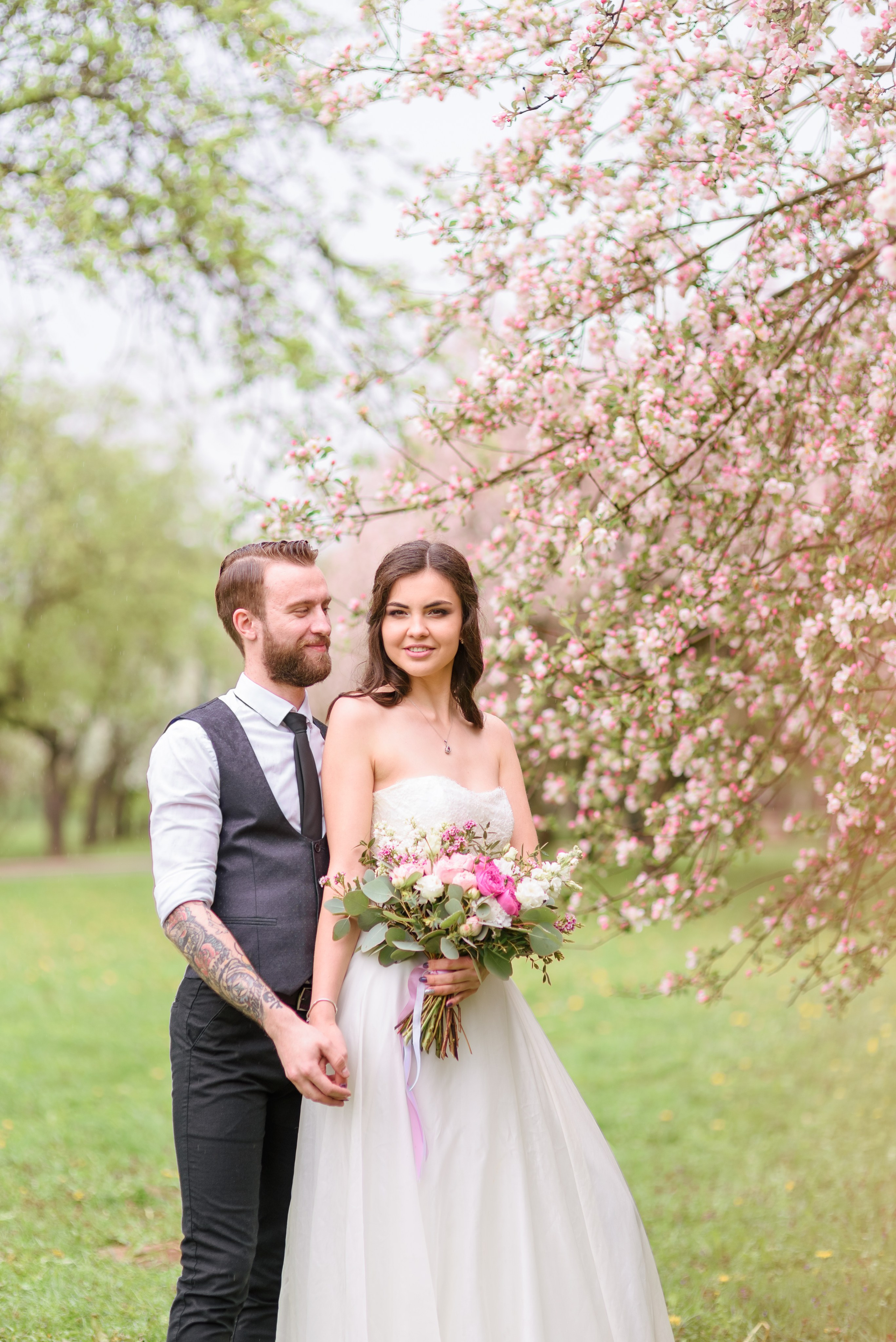 Свадебная прогулка в цветущем саду. Семейный фотограф и фотограф новорожденных в Вильнюсе Ирина Беленкевич
