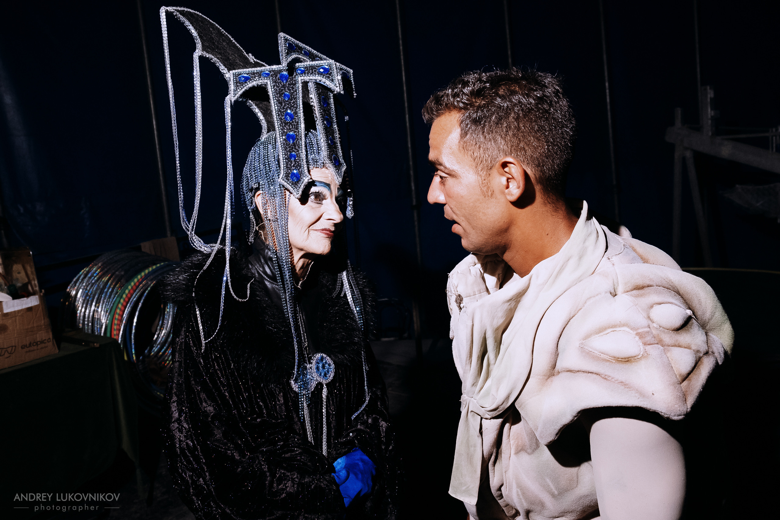 Sesión de fotos entre bastidores en El Circo Encantado: la vida de los artistas tras bambalinas