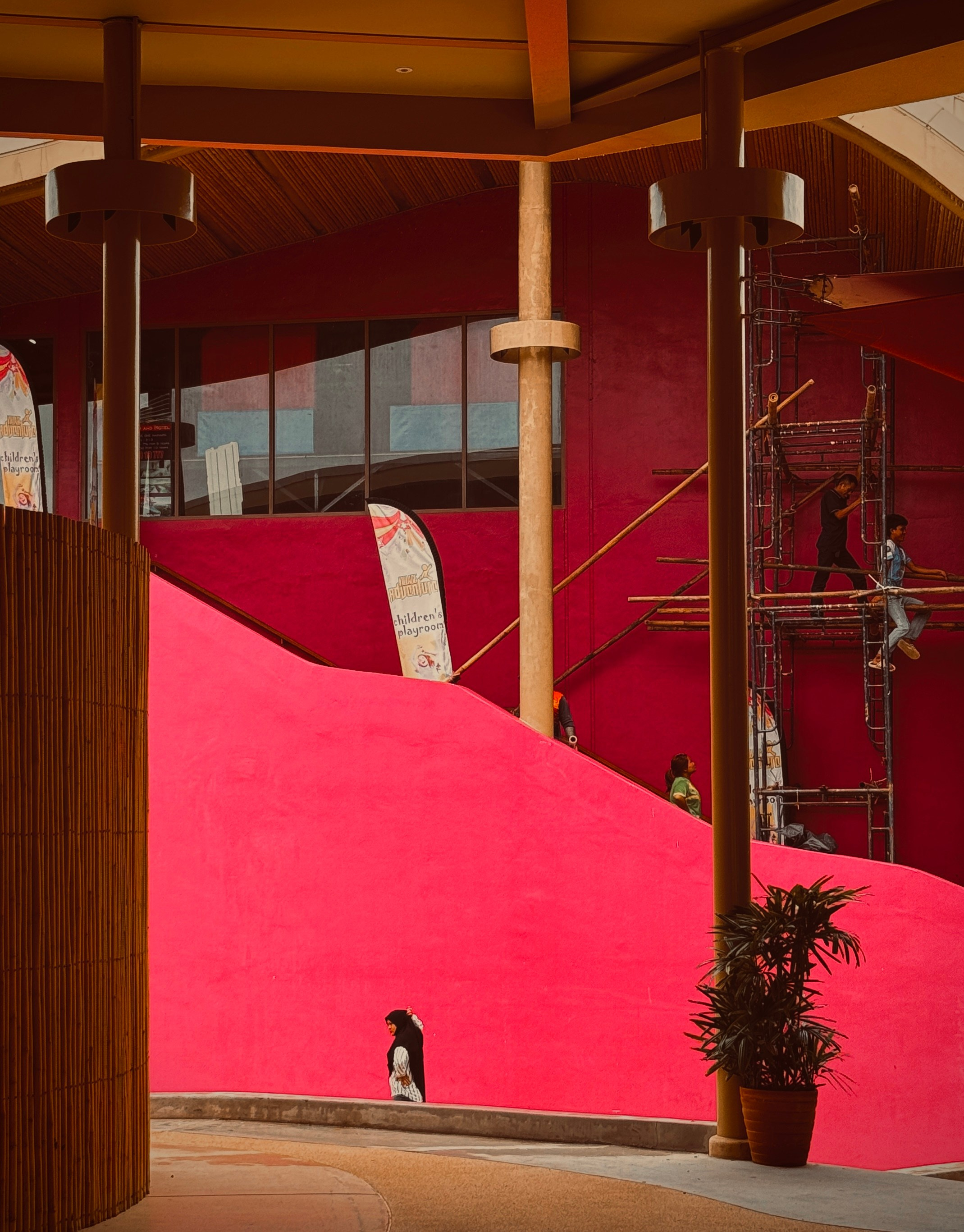 Уличная фотография. Красный_1. Портретный фотограф Алена Новгородцева