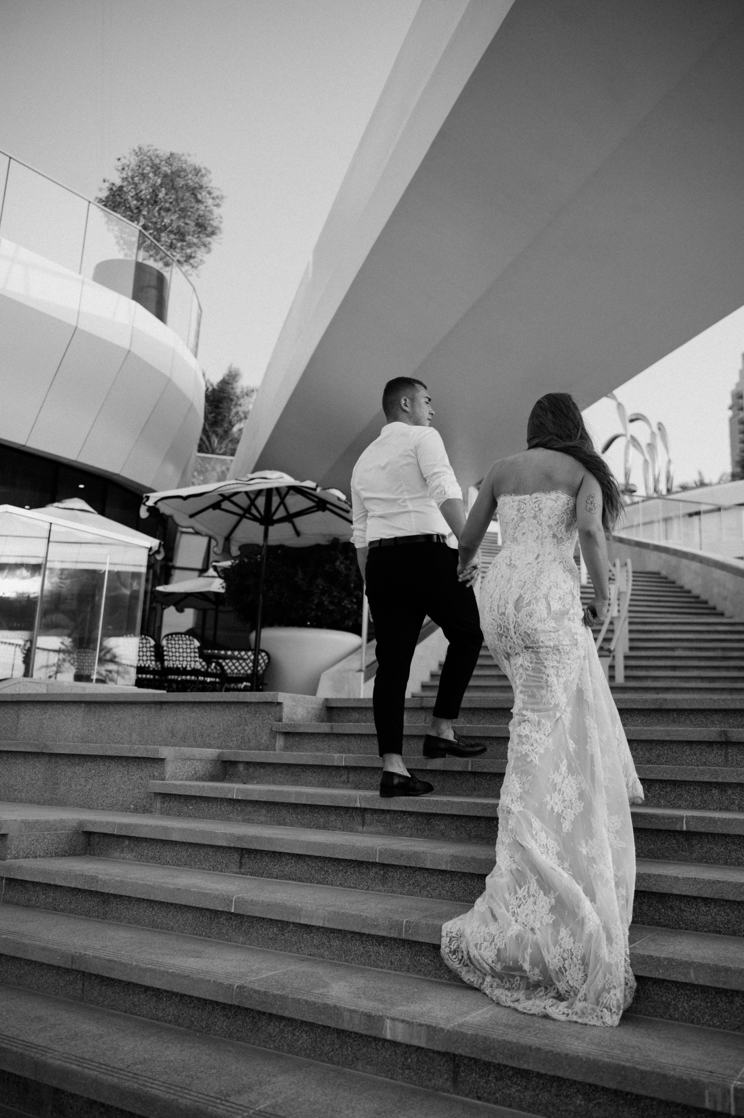 Czarno-białe zdjęcie z miejskiej sesji ślubnej – reportażowy klimat, fotograf Wielkopolska