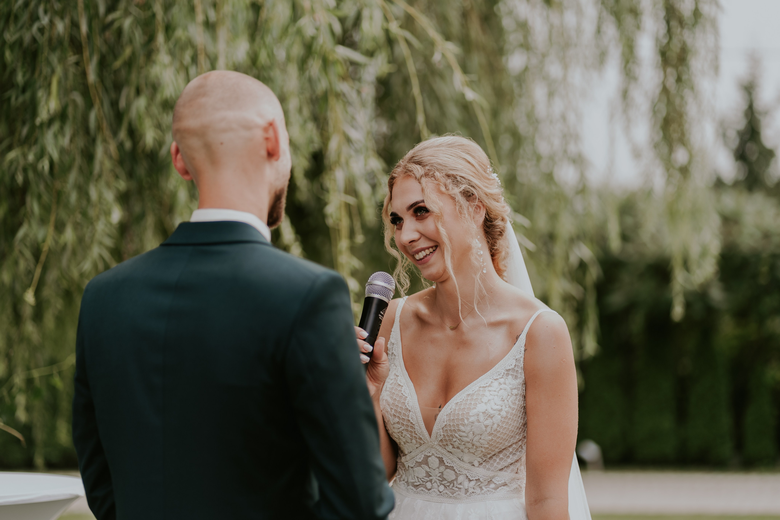 Dwór Wierzbno: plenerowy ślub pod wierzbą. Karkowskafoto - fotografia miłości