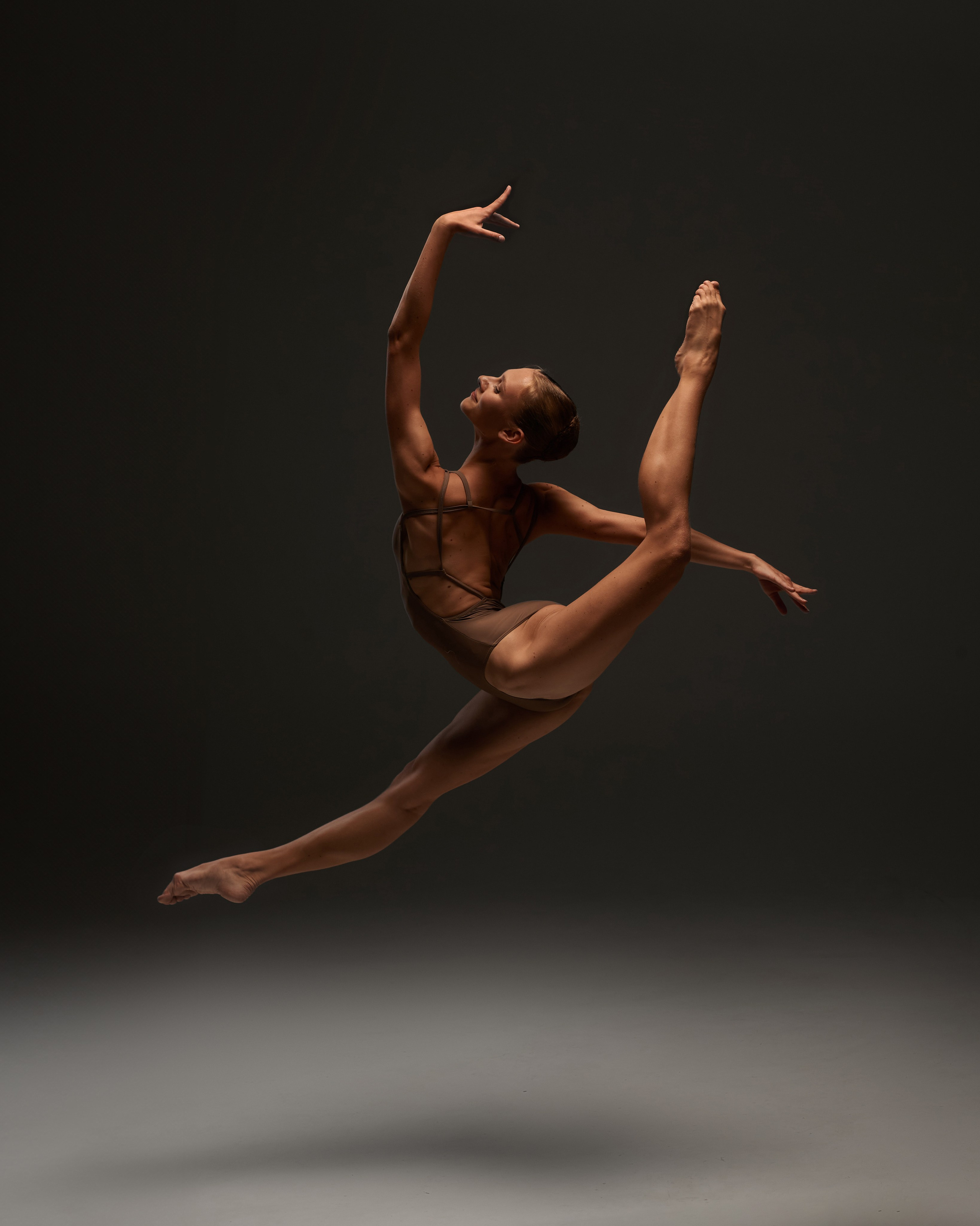 Sesja zdjęciowa dla baleriny | Gra światła i cienia w studio. Portrait & Fashion Photographer | Сannes, Paris, Monaco, Dubai, Kyiv — - Alisa Postnykova