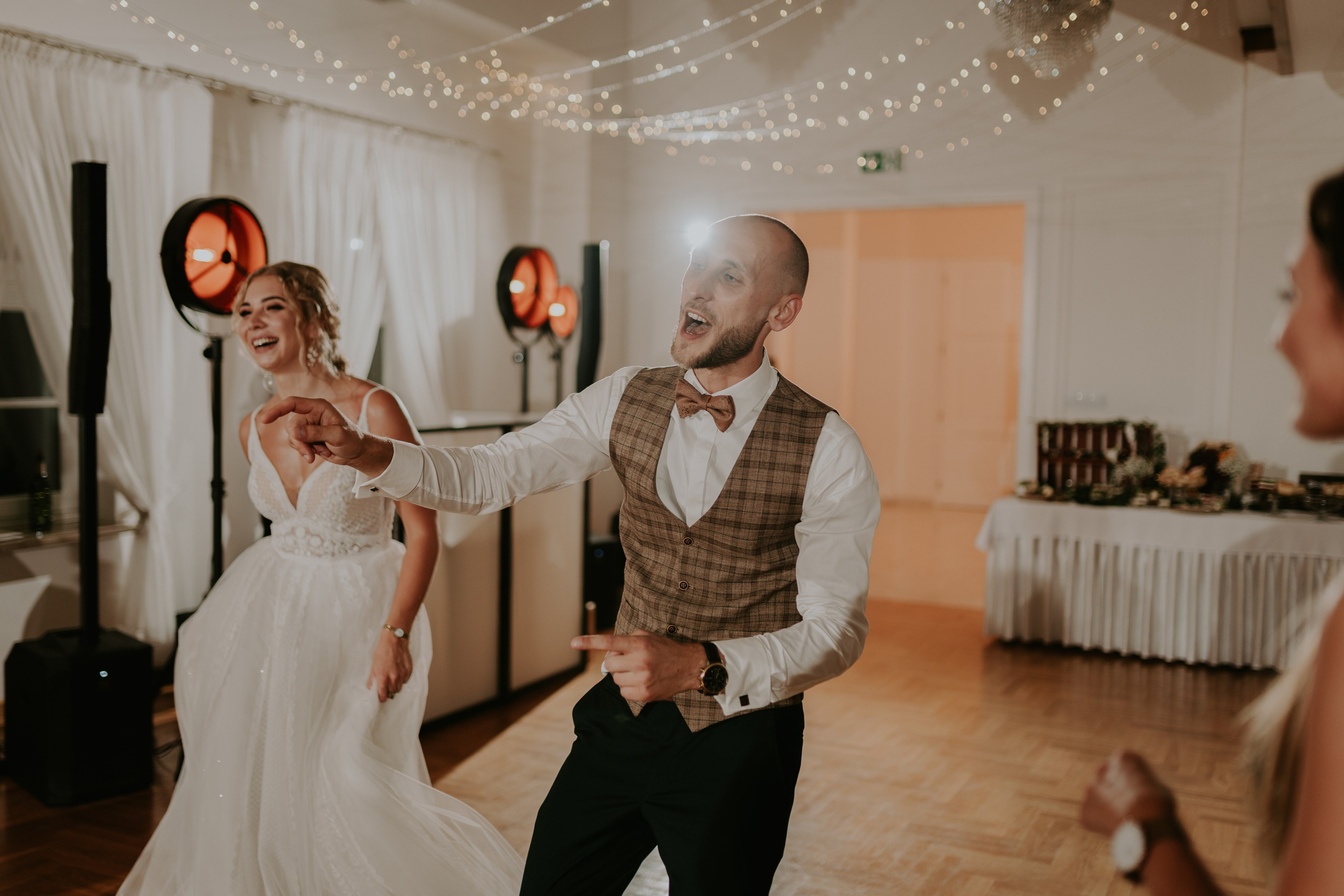 Dwór Wierzbno: plenerowy ślub pod wierzbą. Karkowskafoto - fotografia miłości