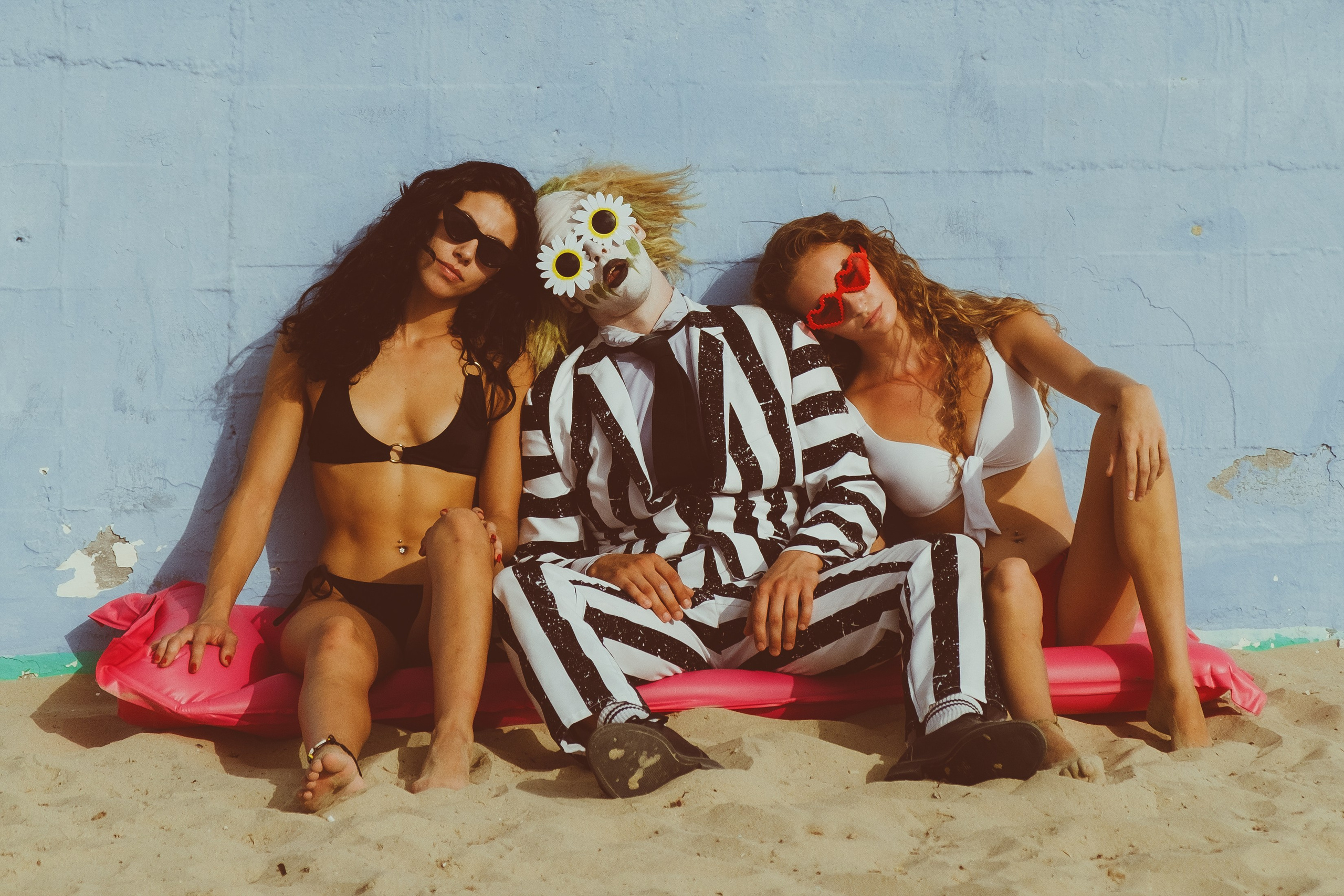 Beetlejuice на море: Экспериментальная фотосессия с цирковыми артистами — Фотограф Андрей Луковников