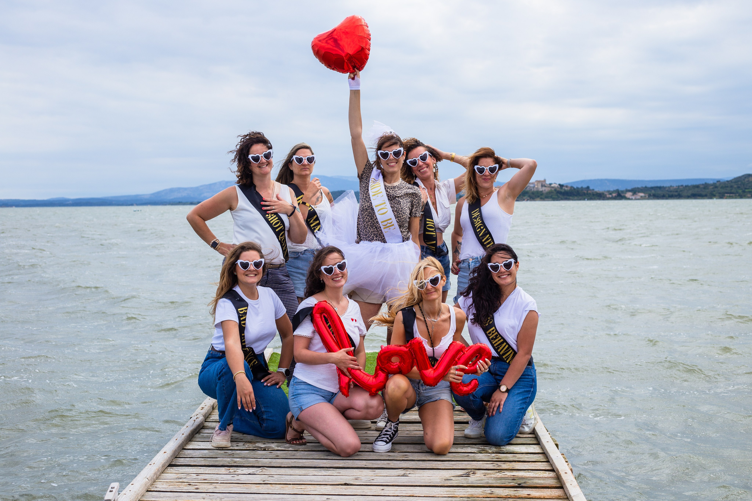 Séance photo EVJF au bord d’un lac à Châtellerault avec la future mariée et ses amies