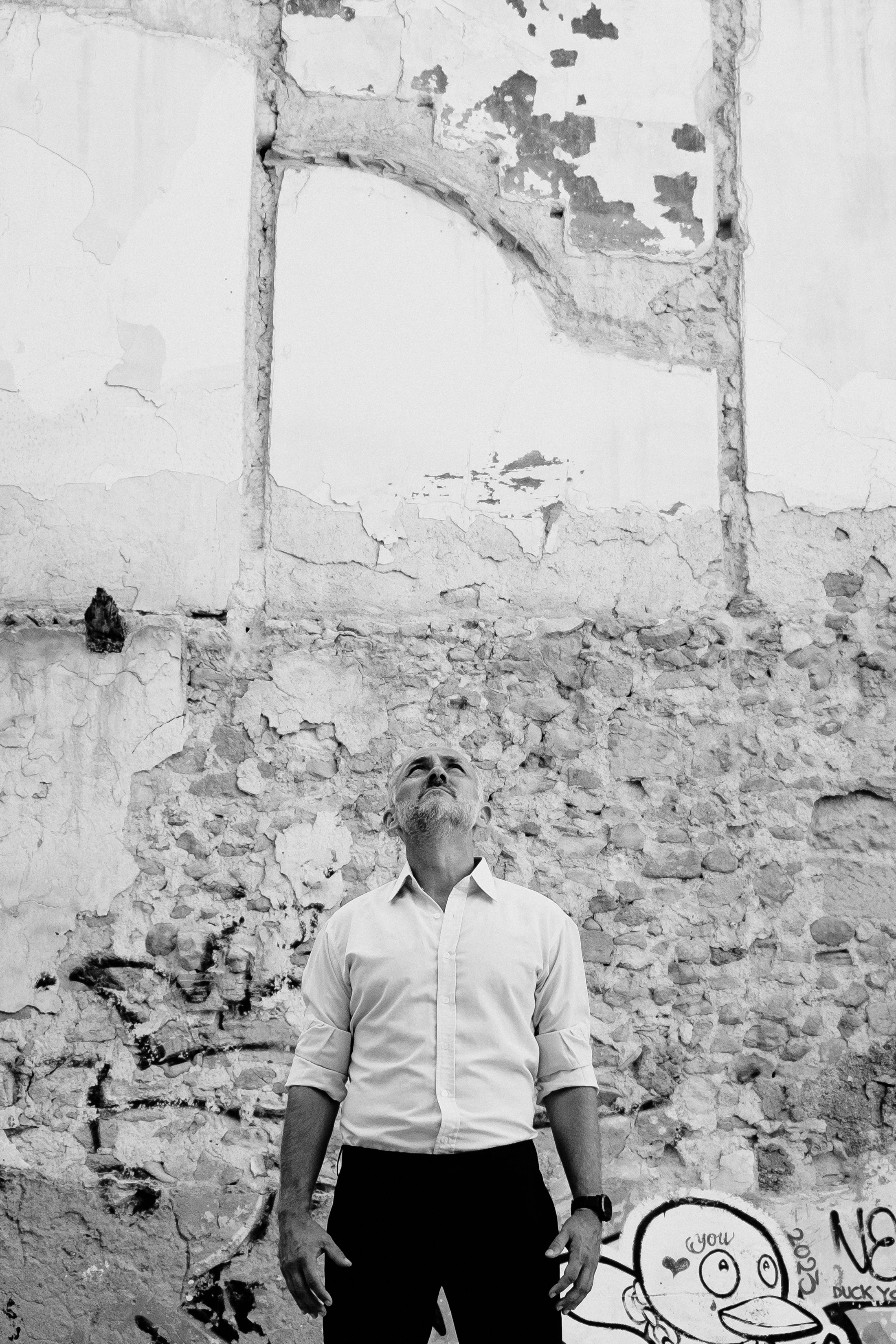 Портретная фотосессия музыканта Robert Skarsbakk в старом городе Аликанте для обложки альбома — Фотограф Андрей Луковников