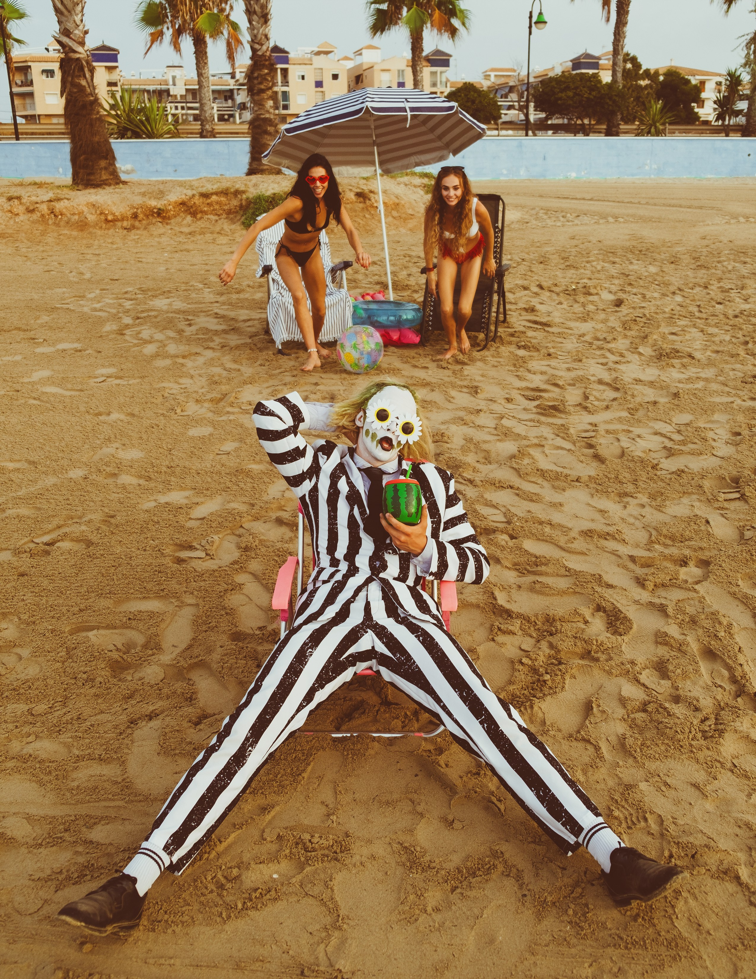 Beetlejuice на море: Экспериментальная фотосессия с цирковыми артистами — Фотограф Андрей Луковников